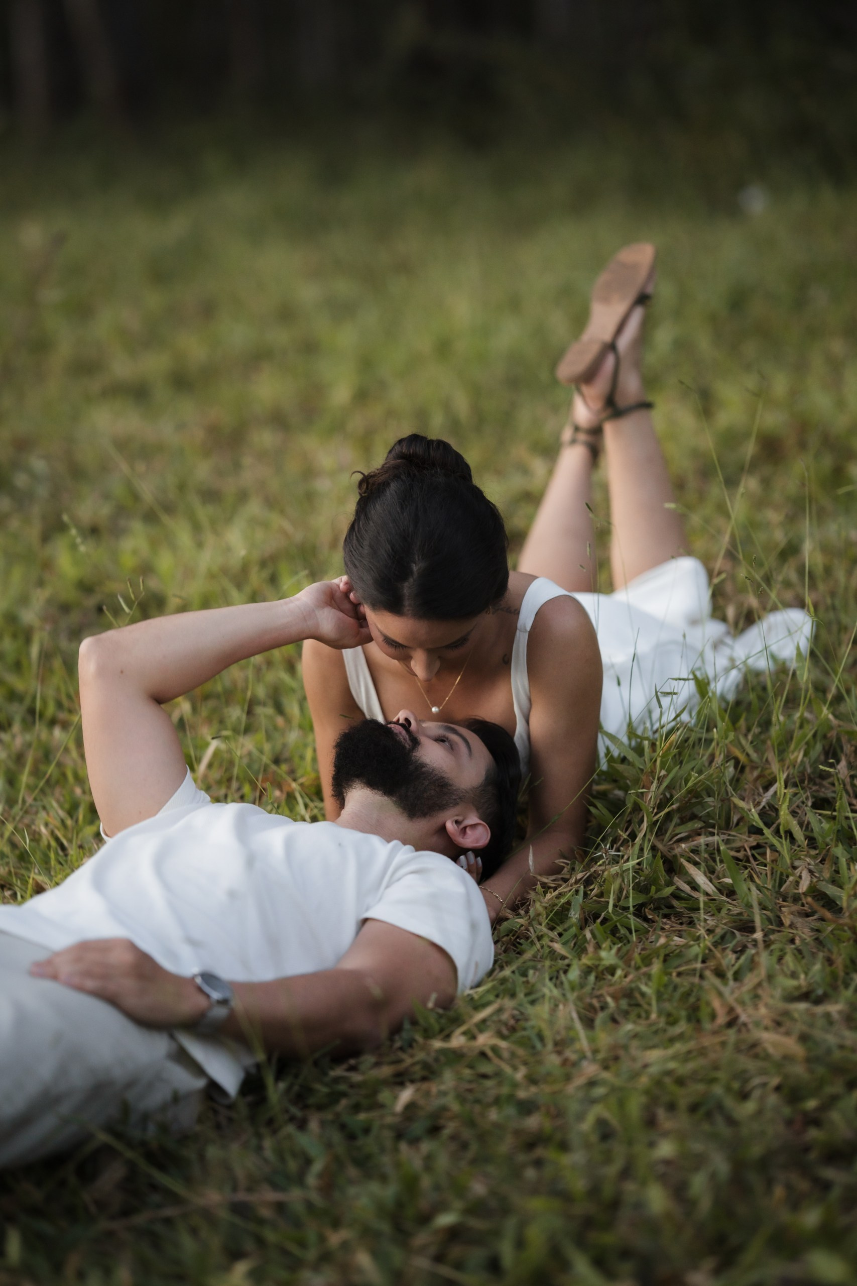 Fotografia espontânea de Diego e Luana durante ensaio de casal em BH, registrando emoções reais e inesquecíveis.