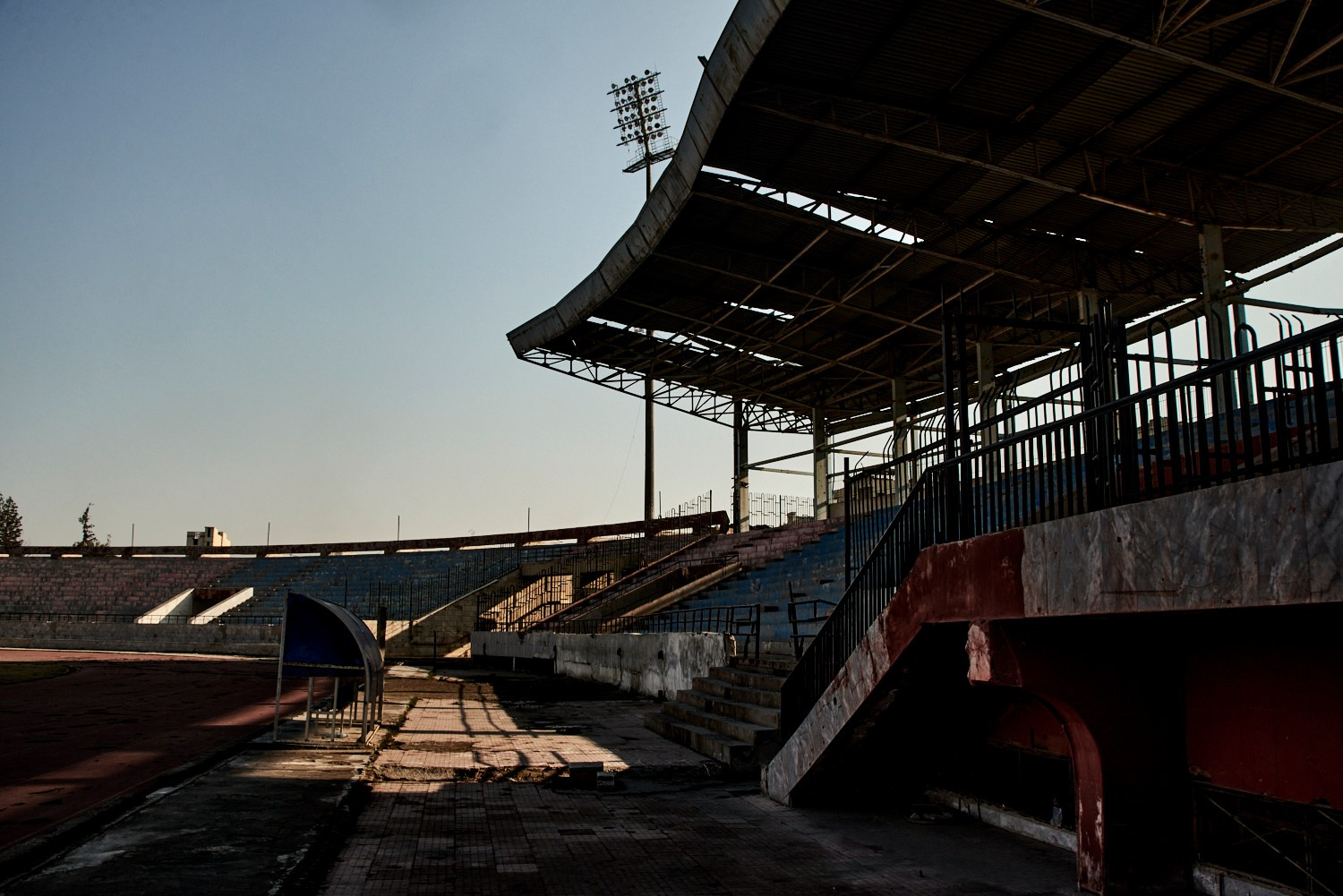 Raqqa, 9 février 2025 – Intérieur du stade de Raqqa, qui abritait le quartier général et les prisons de Daech lorsque les djihadistes contrôlaient la ville. Aujourd'hui, les membres de la Syrian Missing Persons and Forensic Team prévoient de transformer cet endroit de sinistre réputation en un lieu de mémoire ouvert à la visite.