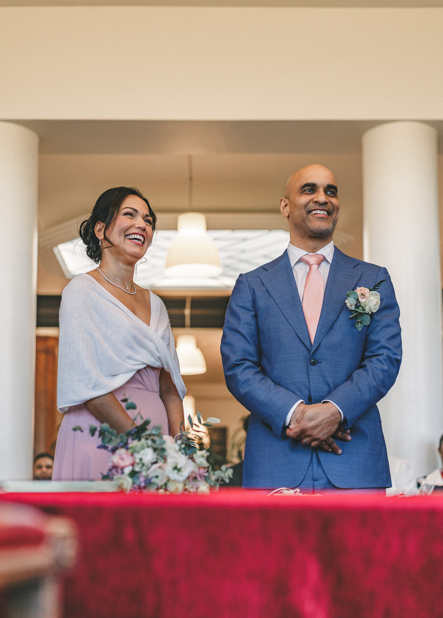 Stijlvolle editorial trouwfotografie met natuurlijke emoties tijdens een huwelijk in Zaventem - Kapture Fotografie
