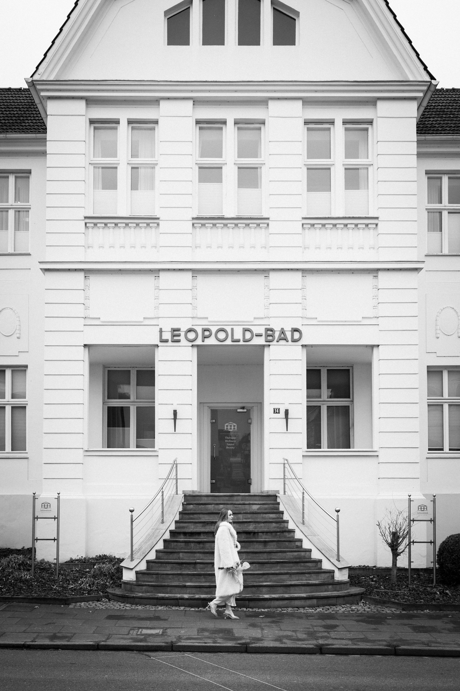 Leopold‑Bad Fassade, klassische Architektur.