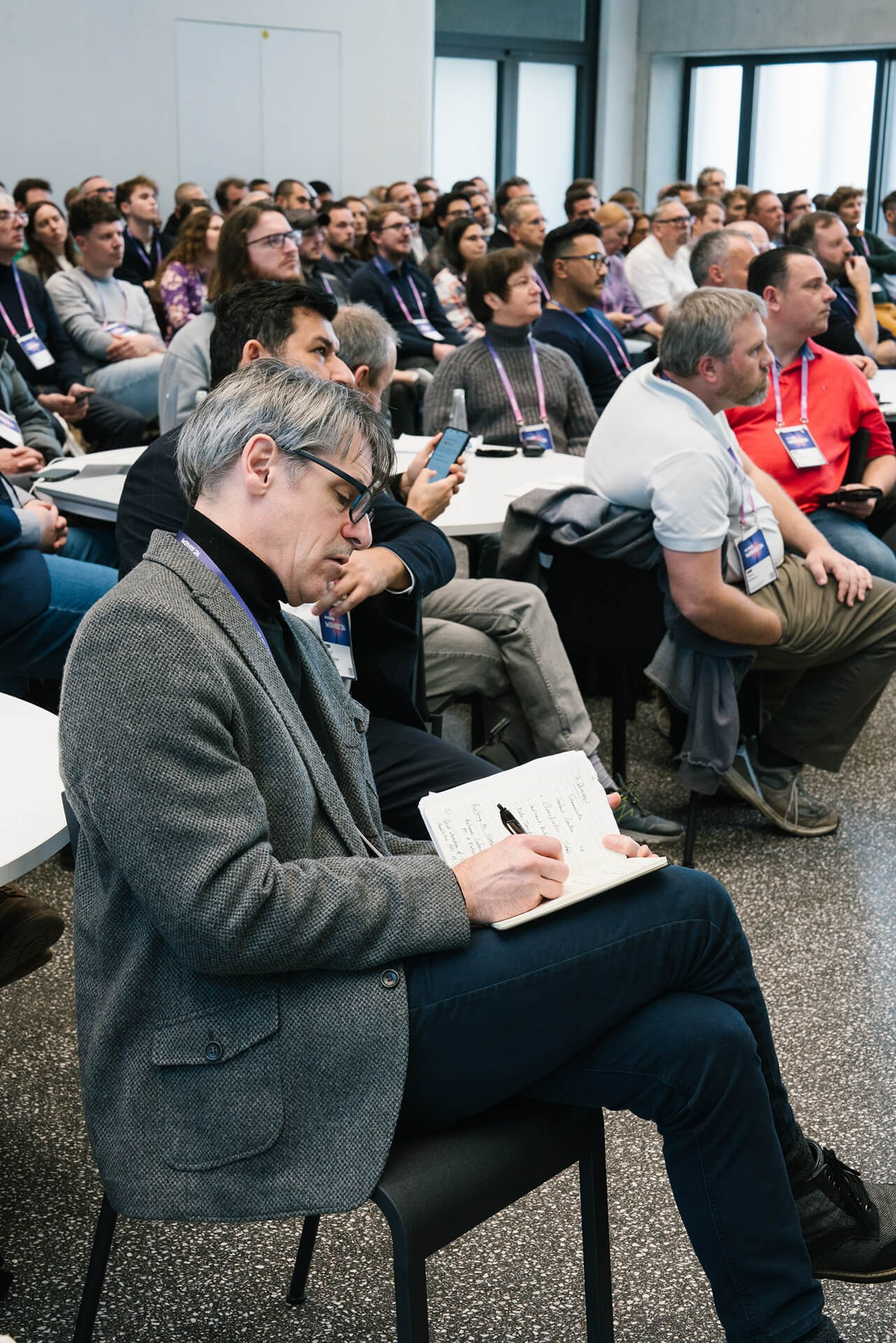 Zuhörer macht Notizen während eines Firmenseminars in München
