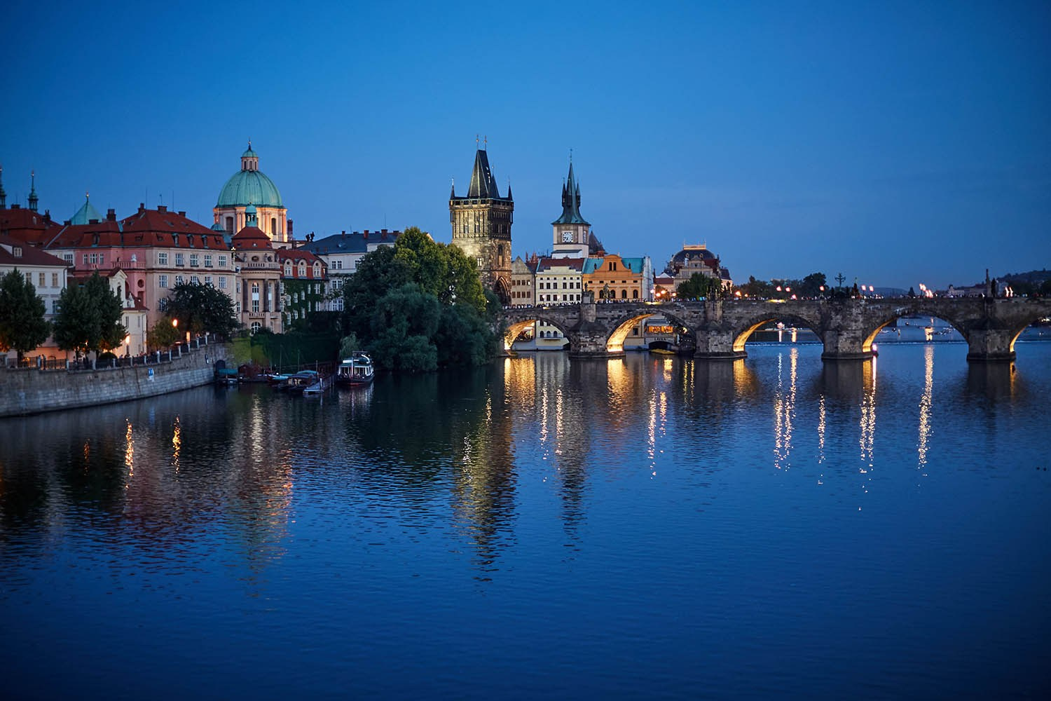 Dark Elegance: Gothic Wedding at Klementinum Mirror Chapel, Prague