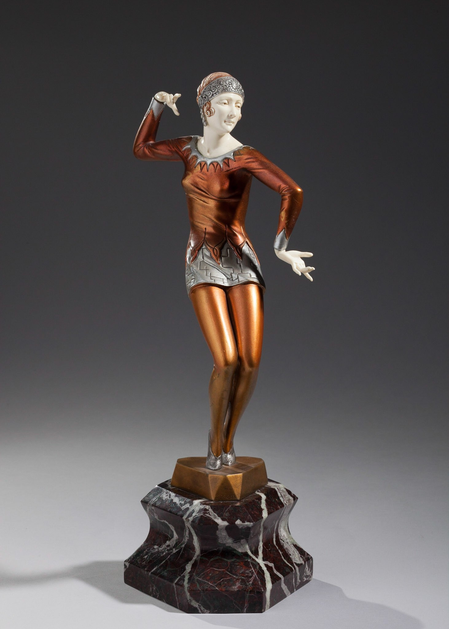 Скульптура Чипаруса на сером фоне с градиентом - фотограф Андрей Дунин