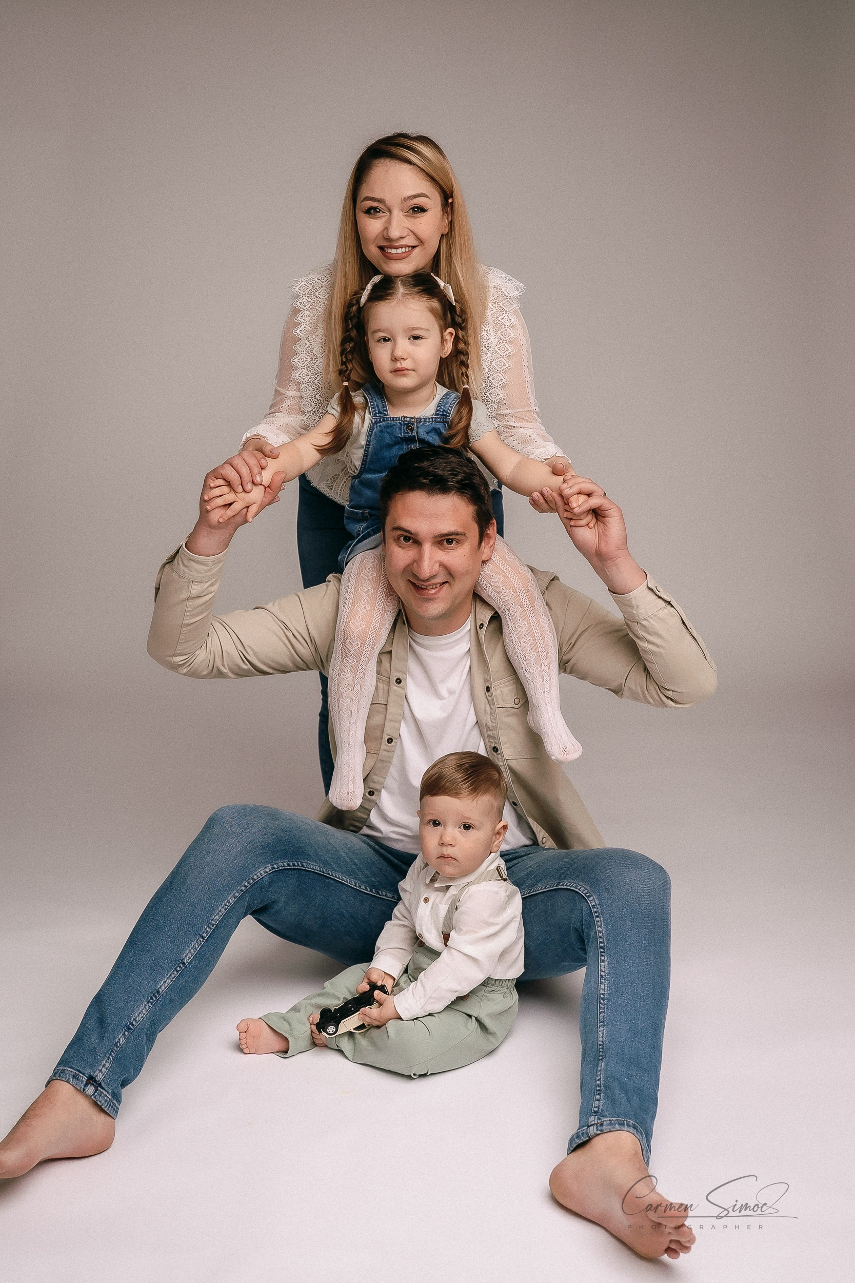 Servicii foto. Fotograf de familie, evenimente, produs și brand personal în Zalau, Cluj-Napoca Carmen Simoc