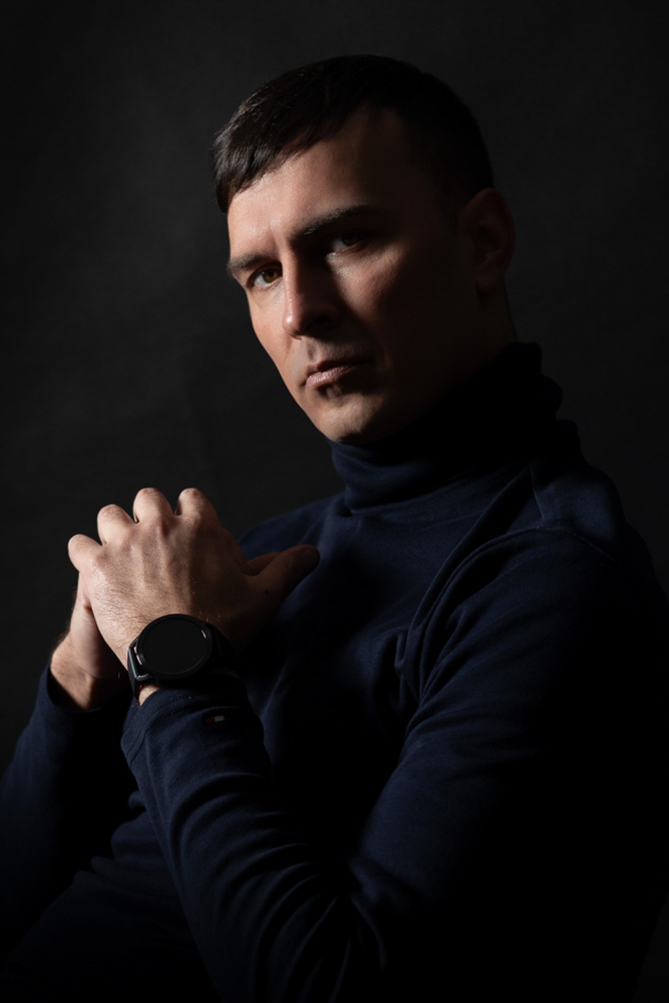 Fotosesijas vīriešiem | Biznesa fotosesija | Portreta fotosesija. Portretu fotosesija Rīgā| Biznesa portretu foto | Korporatīvās un darbinieku fotosesijas | Pasākumu fotogrāfs | Produktu fotogrāfs