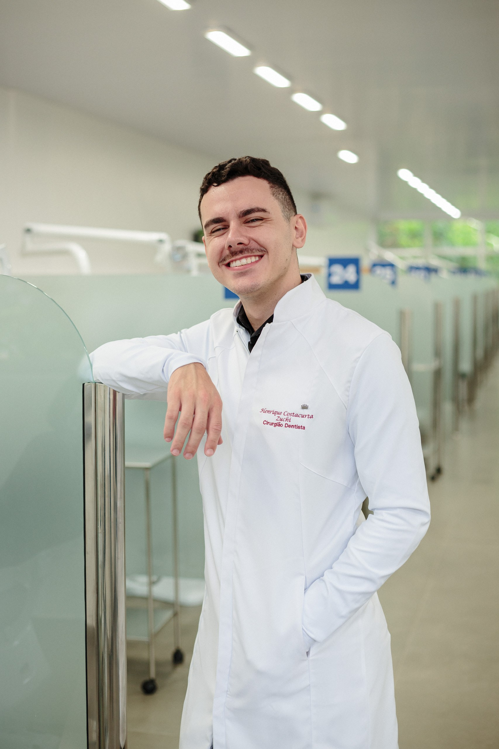 Fotografia de ensaio de formatura em estúdio e clinica de dentista para o Henrique em Itajaí