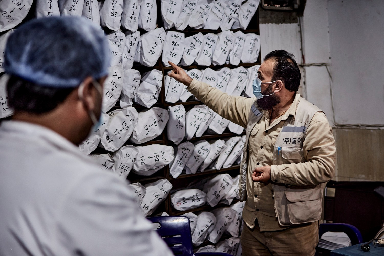Raqqa, 9 février 2025 – Des membres de la Syrian Missing Persons and Forensic Team dans les locaux de l'organisation à Raqqa. Cette équipe de volontaires s'applique à archiver et a documenter les ossements et restes humains retrouvés dans les charniers de Daech, pour les identifier et leur offrir une sépulture digne.