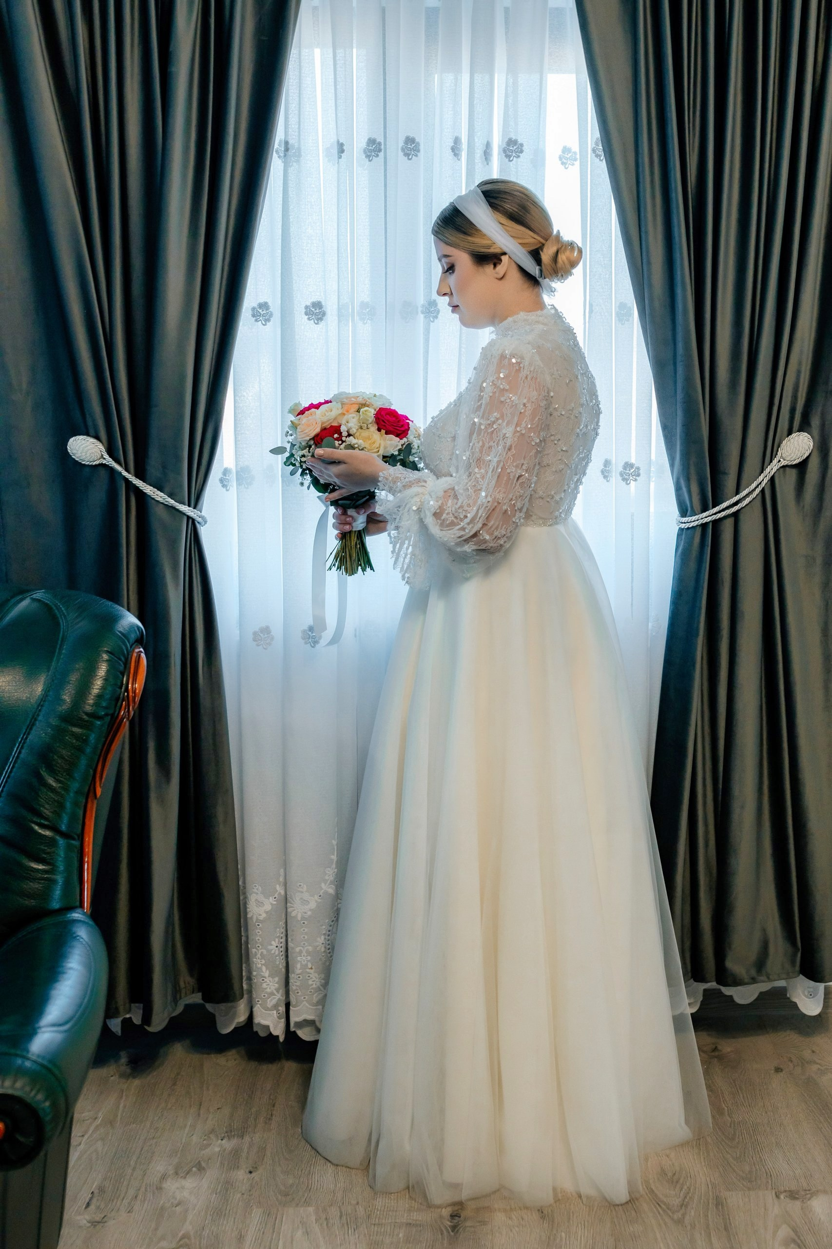 Fotograf nuntă Târgu Neamț – Samuel și Roxana, fotografie autentică realizată de AlinoFotoStudio 2. Fotograf nuntă Iași, Bacău, Suceava și Botoșani – Alin Chirilă surprinzând momente reale de nuntă 3. Fotografie de nuntă cu emoție și credință – AlinoFotoStudio, fotograf povestitor 4. Fotograf profesionist nuntă în Moldova – cadre naturale și pline de emoție 5. Alin Chirilă fotograf nuntă – poveste reală surprinsă prin fotografie 6. Fotograf nuntă cu stil documentar – momente autentice din ziua nunții Pregătiri mireasă acasă – fotografie naturală realizată de Alin Chirilă fotograf nuntă 8. Detalii din ziua nunții – fotograf nuntă Iași și Botoșani, AlinoFotoStudio 9. Emoții din dimineața nunții – fotograf profesionist Moldova 10. Cadre autentice din pregătiri – fotograf nuntă Suceava și Bacău Ceremonie religioasă nuntă – moment emoționant surprins de fotograf Alin Chirilă 12. Nuntă cu valori creștine – fotografie din biserică realizată cu discreție 13. Rugăciune și emoție în ziua nunții – fotograf nuntă Târgu Neamț 14. Legământ în fața lui Dumnezeu – fotografie de nuntă autentică 15. Fotograf nuntă biserică – momente sincere și pline de semnificație Petrecere de nuntă – cadre naturale realizate de AlinoFotoStudio 17. Bucurie și dans la nuntă – fotograf nuntă Iași și împrejurimi 18. Momente autentice de la restaurant – fotograf nuntă Bacău Suceava 19. Atmosferă de nuntă surprinsă discret – Alin Chirilă fotograf -AlinoFotoStudio – fotograf nuntă cu abordare naturală și emoțională 21. Alin Chirilă fotograf – povestitor prin fotografie de nuntă 22. Fotograf nuntă în Moldova – stil documentar și autentic 23. Fotografie de nuntă sinceră și elegantă – AlinoFotoStudio- Fotograf nuntă Iași Bacău Suceava Botoșani – Alin Chirilă AlinoFotoStudio 26. Fotograf nuntă Târgu Neamț și Moldova – fotografie profesională de eveniment 27. Fotograf nuntă cu valori creștine și stil documentar – AlinoFotoStudio - Alin Chirilă – AlinoFotoStudio Fotograf nuntă Iași • Bacău • Suceava • Botoșani - Samuel & Roxana, Târgu Neamț -Momente reale, trăite sincer și păstrate pentru totdeauna.