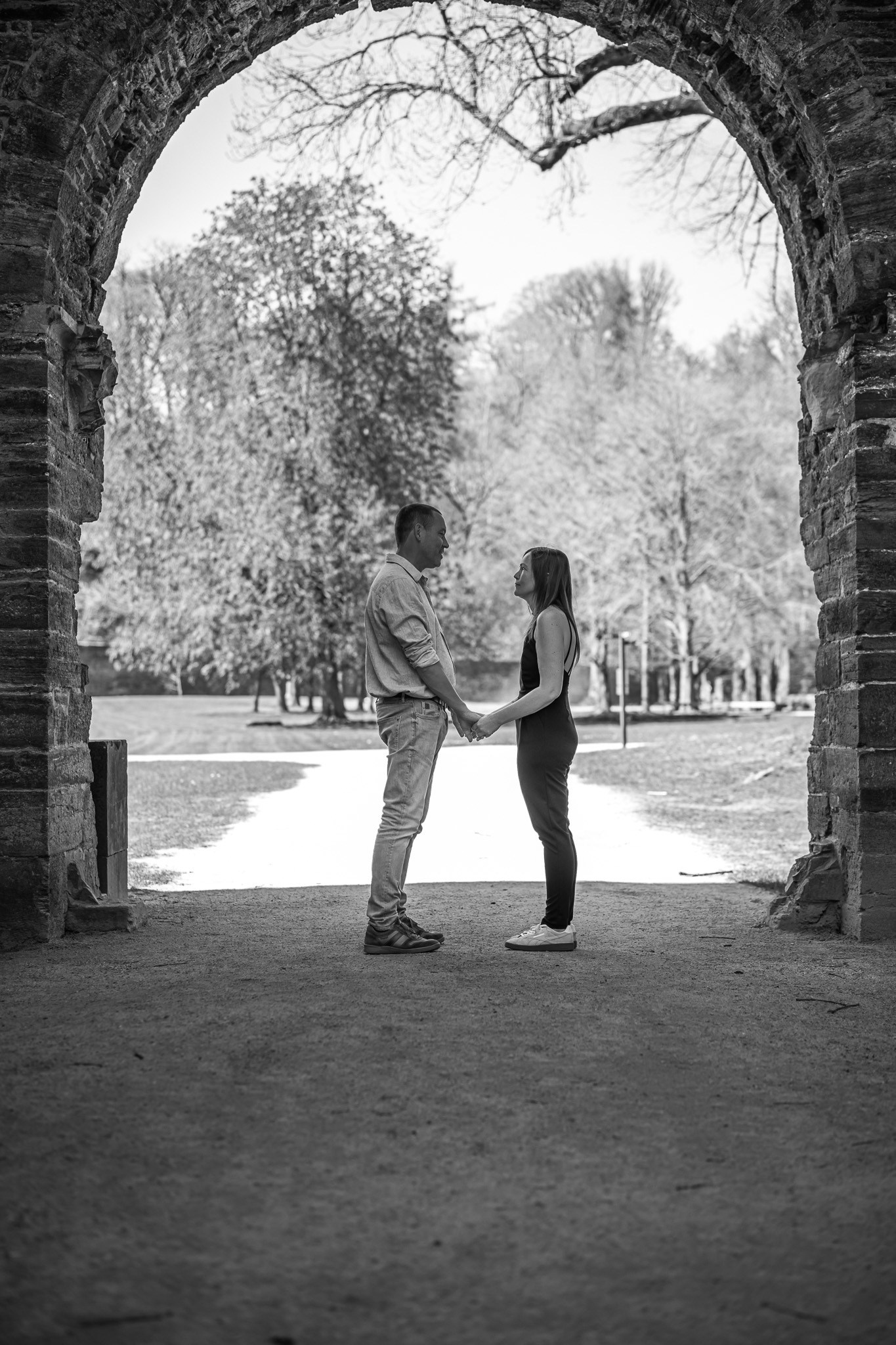 Stijlvolle loveshoot tussen historische muren van Villers-la-Ville - Kapture Fotografie