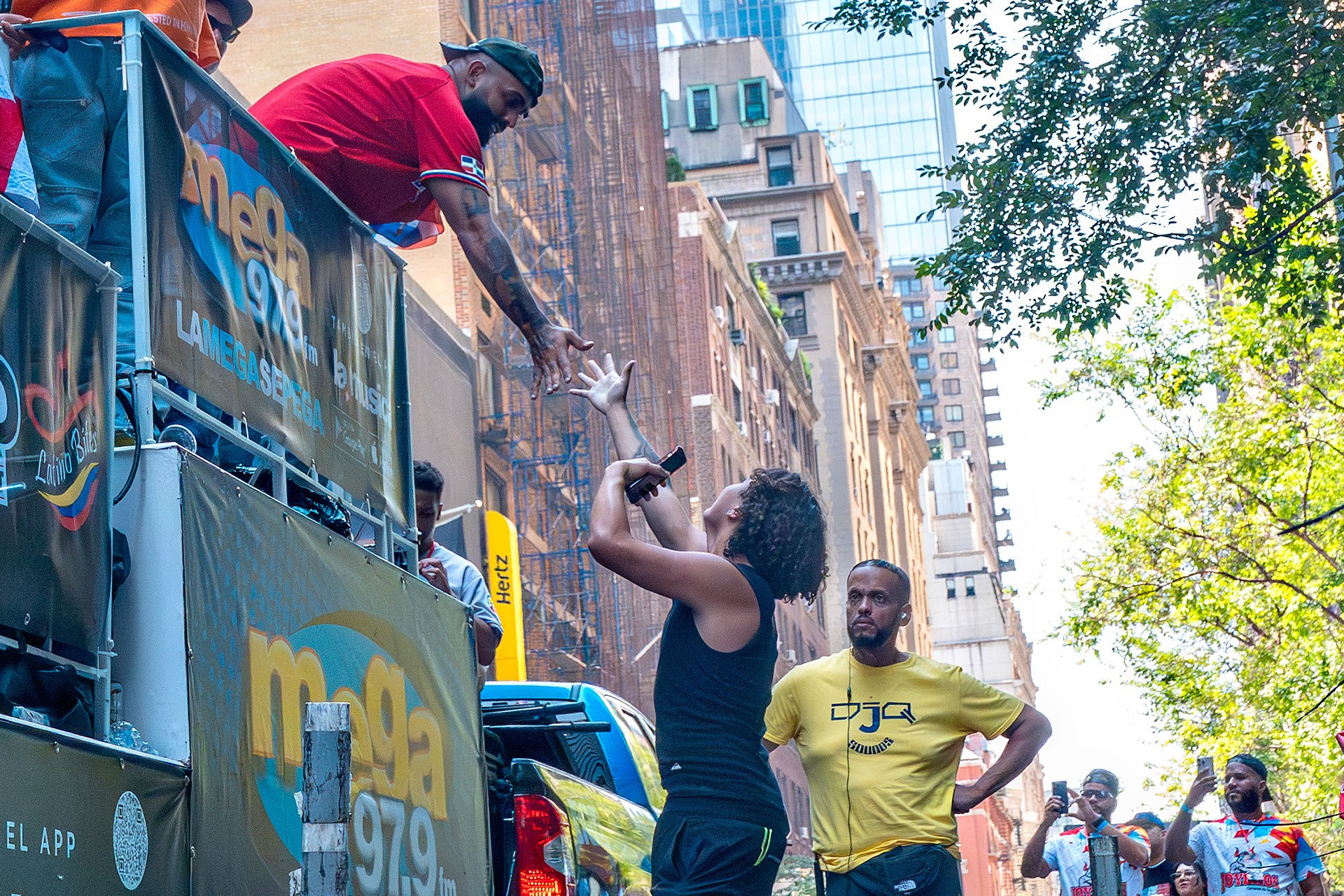 Dominican Day Parade NYC Photos — Sony A9 III + 16-35mm GM Lens Capturing 42nd to 55th Street in Stunning Street Photography. Emin Kuliyev — Award-Winning Wedding Photojournalist NYC & USA | Best Wedding Photographer Known for Candid, Timeless Moments