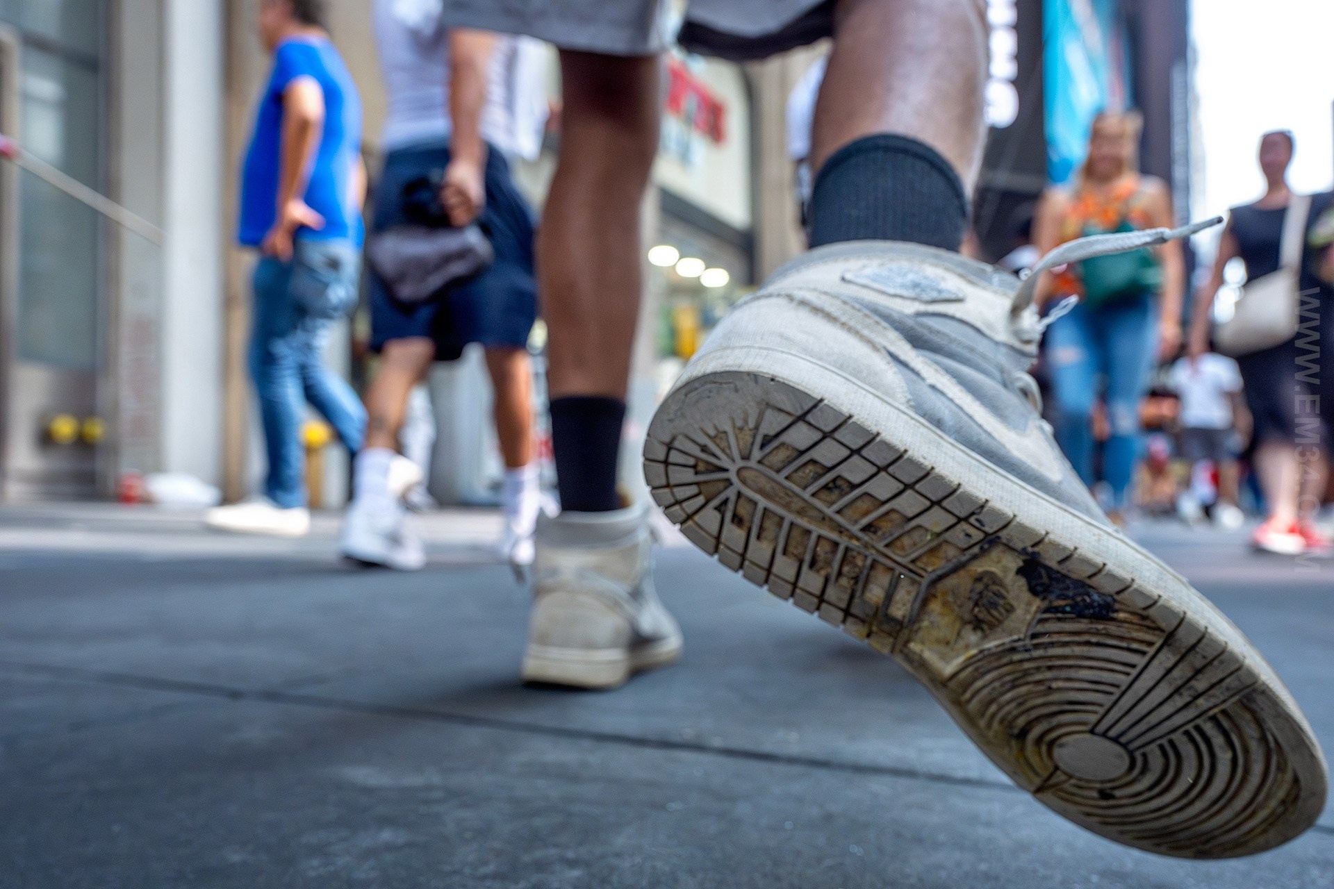 Dominican Day Parade NYC Photos — Sony A9 III + 16-35mm GM Lens Capturing 42nd to 55th Street in Stunning Street Photography. Emin Kuliyev — Award-Winning Wedding Photojournalist NYC & USA | Best Wedding Photographer Known for Candid, Timeless Moments