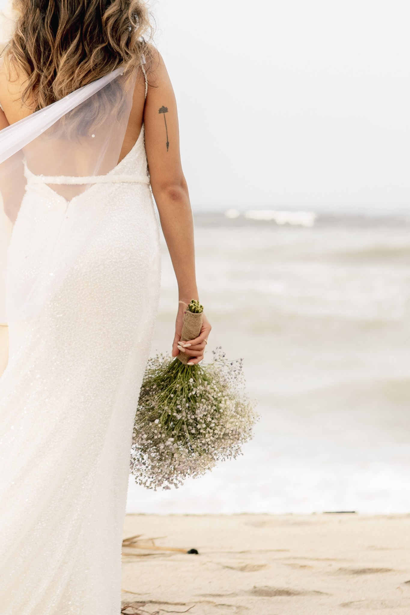 Pareja de novios en sesión pre-boda playera en Santa Marta - Fotografía de bodas en playa con destino tropical en Colombia