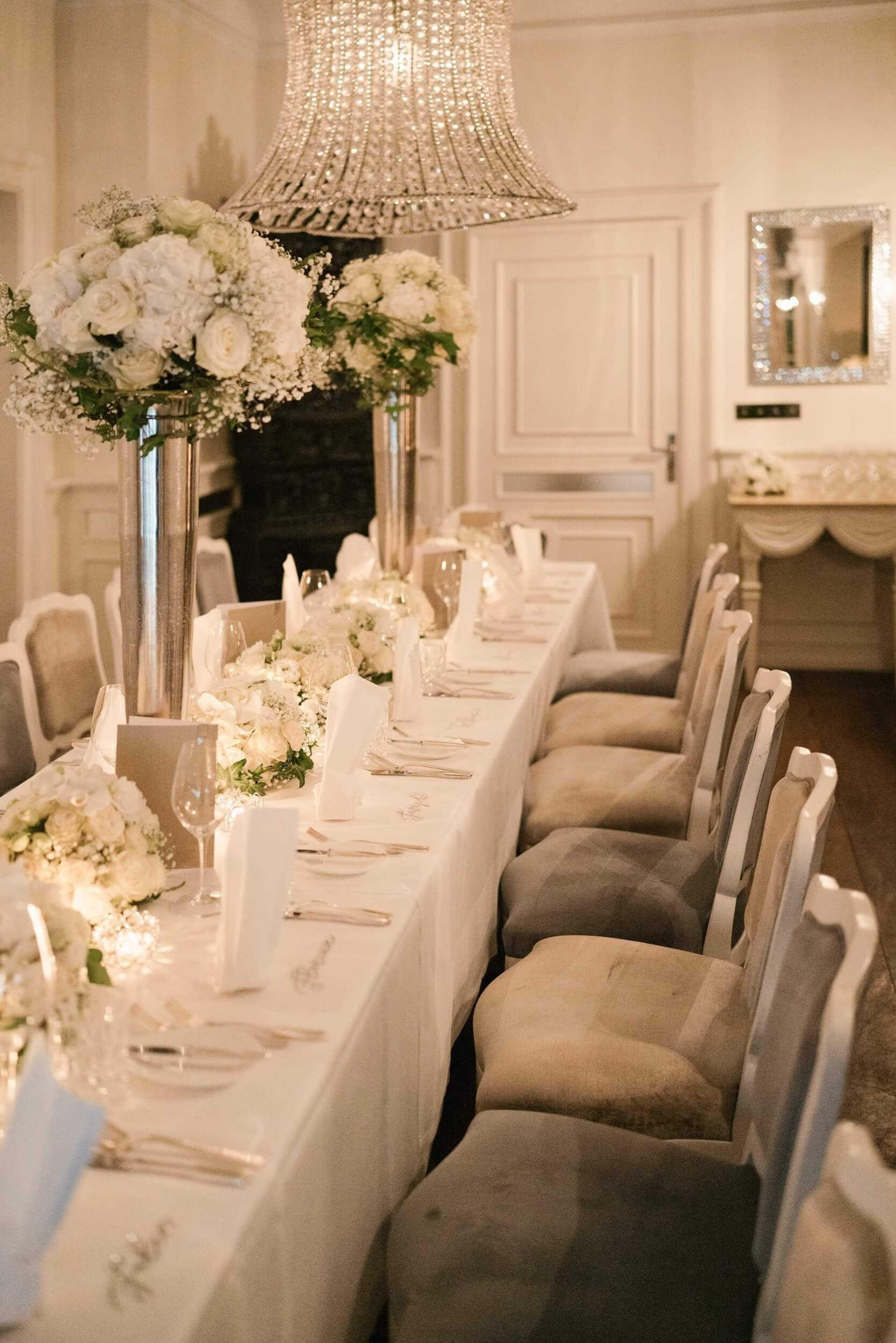 Reception table setup with chandelier at Käfer Stammhaus Munich