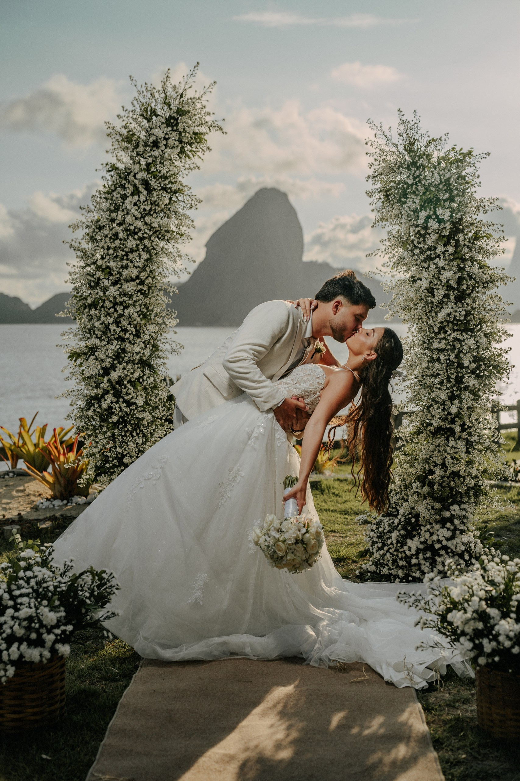 Casal em cerimônia de casamento ao ar livre com vista para o Pão de Açúcar