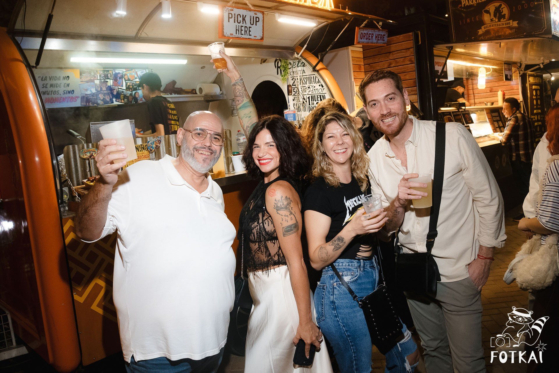 Фотоотчёт Street Food Market Torrevieja — Seguridad Social & Las Hienas DJs | FOTKAI