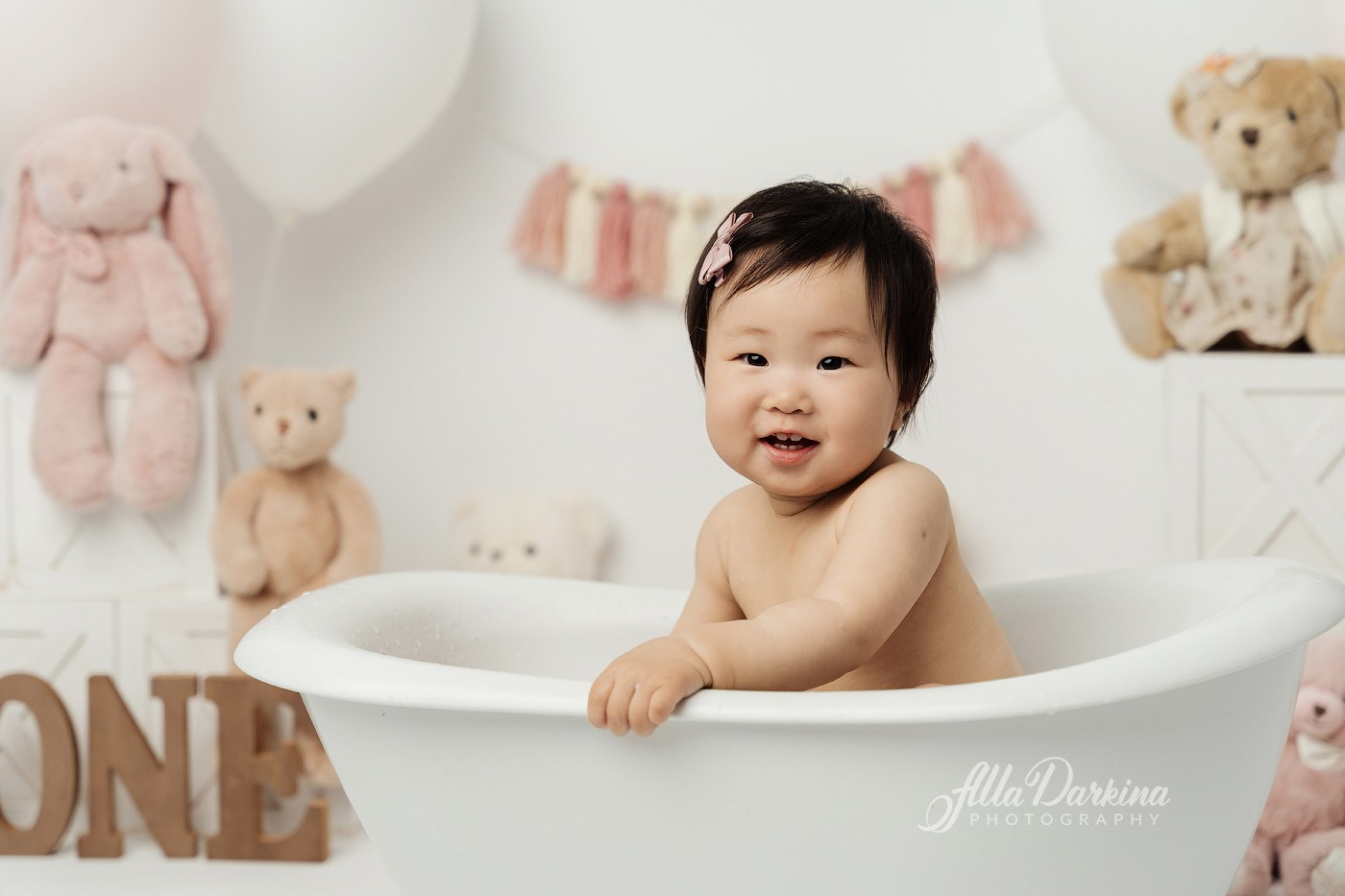 Cake smash session. Newborn and family photographer. Hills District. Sydney