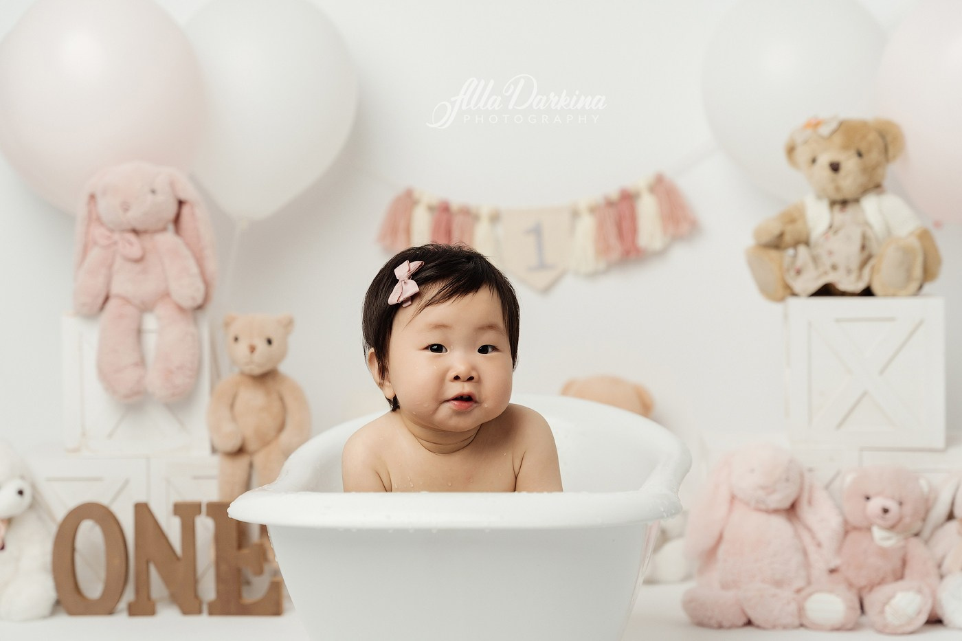 Cake smash session. Newborn and family photographer. Hills District. Sydney