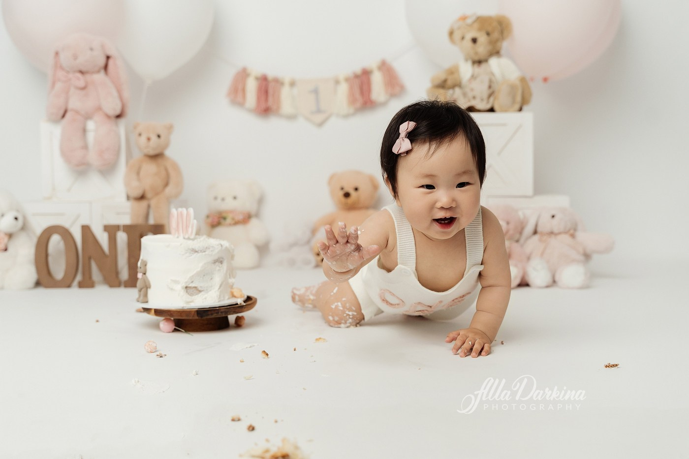 Cake smash session. Newborn and family photographer. Hills District. Sydney