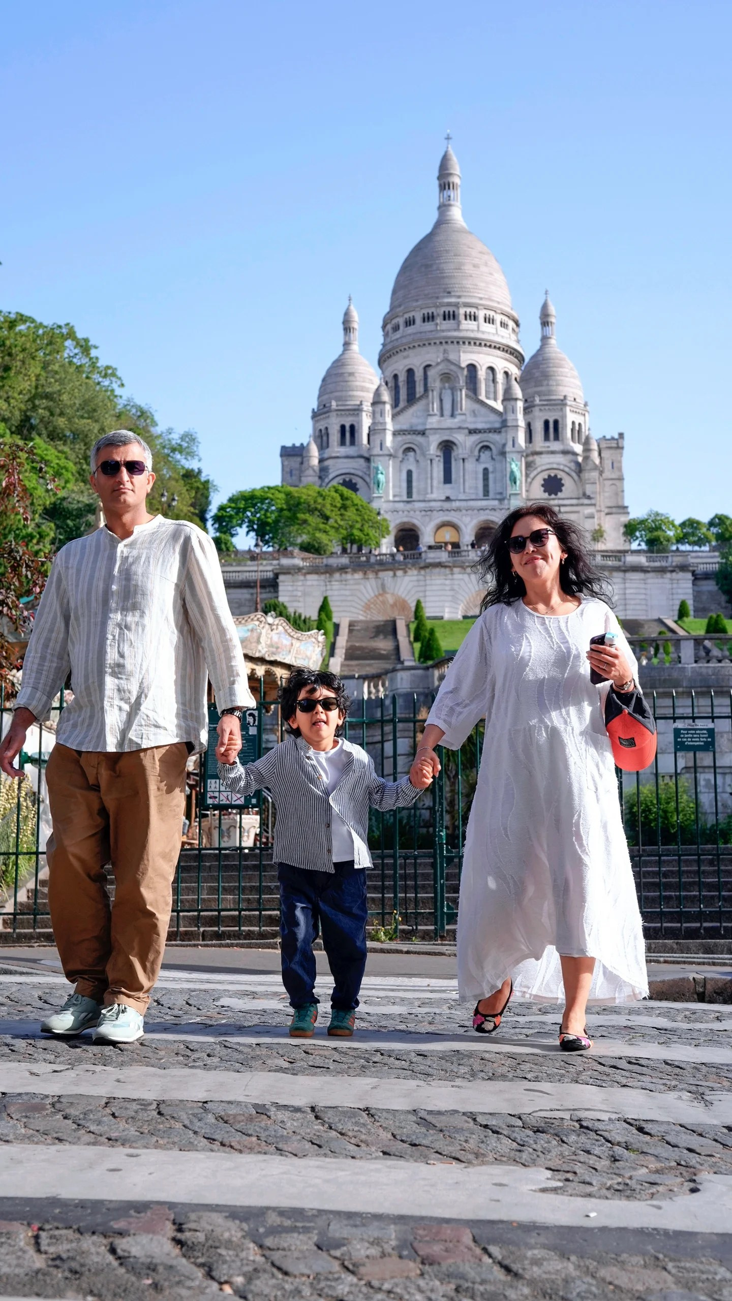 Family photoshoot in Paris. Alina Tagzieva- a photograper in Paris