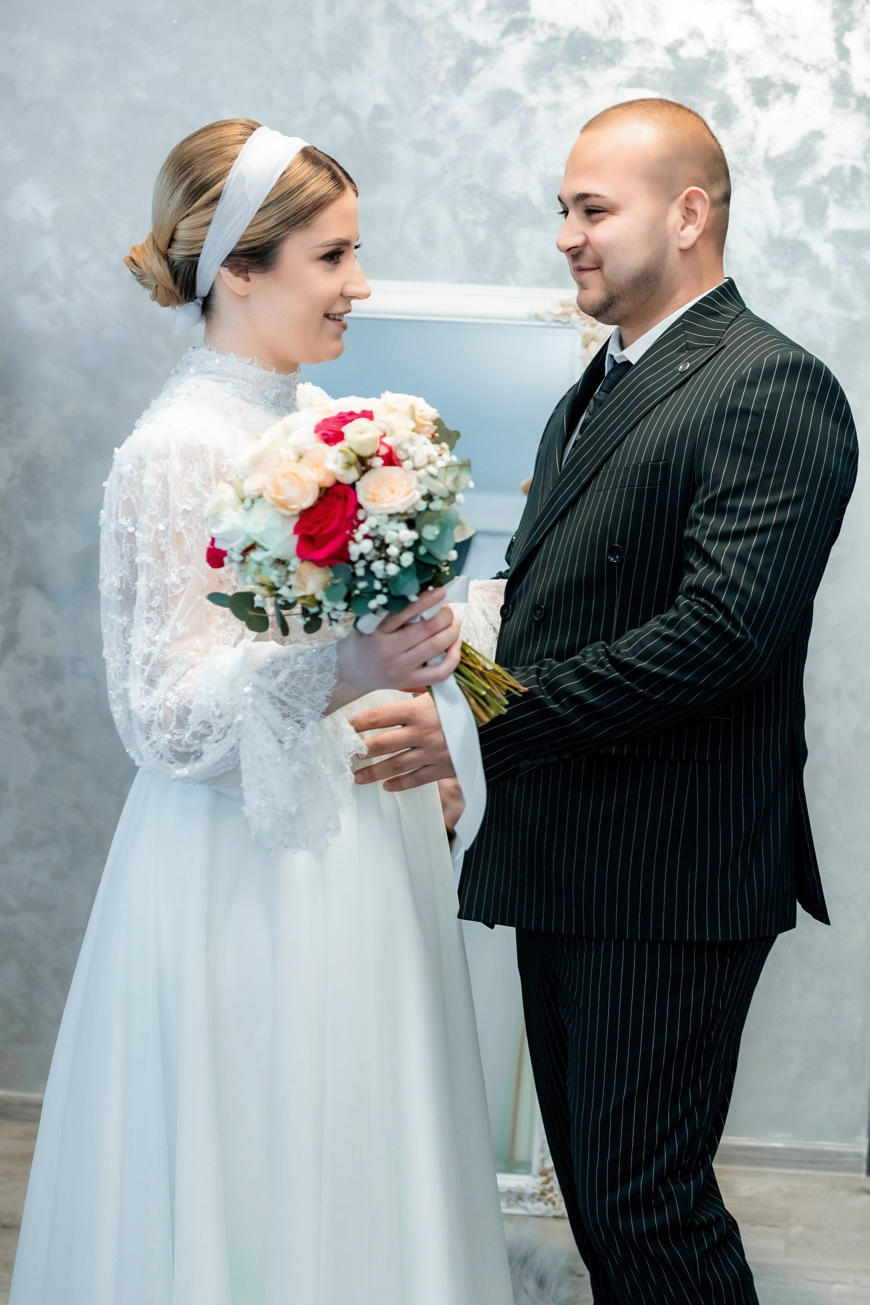 Fotograf nuntă Târgu Neamț – Samuel și Roxana, fotografie autentică realizată de AlinoFotoStudio 2. Fotograf nuntă Iași, Bacău, Suceava și Botoșani – Alin Chirilă surprinzând momente reale de nuntă 3. Fotografie de nuntă cu emoție și credință – AlinoFotoStudio, fotograf povestitor 4. Fotograf profesionist nuntă în Moldova – cadre naturale și pline de emoție 5. Alin Chirilă fotograf nuntă – poveste reală surprinsă prin fotografie 6. Fotograf nuntă cu stil documentar – momente autentice din ziua nunții Pregătiri mireasă acasă – fotografie naturală realizată de Alin Chirilă fotograf nuntă 8. Detalii din ziua nunții – fotograf nuntă Iași și Botoșani, AlinoFotoStudio 9. Emoții din dimineața nunții – fotograf profesionist Moldova 10. Cadre autentice din pregătiri – fotograf nuntă Suceava și Bacău Ceremonie religioasă nuntă – moment emoționant surprins de fotograf Alin Chirilă 12. Nuntă cu valori creștine – fotografie din biserică realizată cu discreție 13. Rugăciune și emoție în ziua nunții – fotograf nuntă Târgu Neamț 14. Legământ în fața lui Dumnezeu – fotografie de nuntă autentică 15. Fotograf nuntă biserică – momente sincere și pline de semnificație Petrecere de nuntă – cadre naturale realizate de AlinoFotoStudio 17. Bucurie și dans la nuntă – fotograf nuntă Iași și împrejurimi 18. Momente autentice de la restaurant – fotograf nuntă Bacău Suceava 19. Atmosferă de nuntă surprinsă discret – Alin Chirilă fotograf -AlinoFotoStudio – fotograf nuntă cu abordare naturală și emoțională 21. Alin Chirilă fotograf – povestitor prin fotografie de nuntă 22. Fotograf nuntă în Moldova – stil documentar și autentic 23. Fotografie de nuntă sinceră și elegantă – AlinoFotoStudio- Fotograf nuntă Iași Bacău Suceava Botoșani – Alin Chirilă AlinoFotoStudio 26. Fotograf nuntă Târgu Neamț și Moldova – fotografie profesională de eveniment 27. Fotograf nuntă cu valori creștine și stil documentar – AlinoFotoStudio - Alin Chirilă – AlinoFotoStudio Fotograf nuntă Iași • Bacău • Suceava • Botoșani - Samuel & Roxana, Târgu Neamț -Momente reale, trăite sincer și păstrate pentru totdeauna.