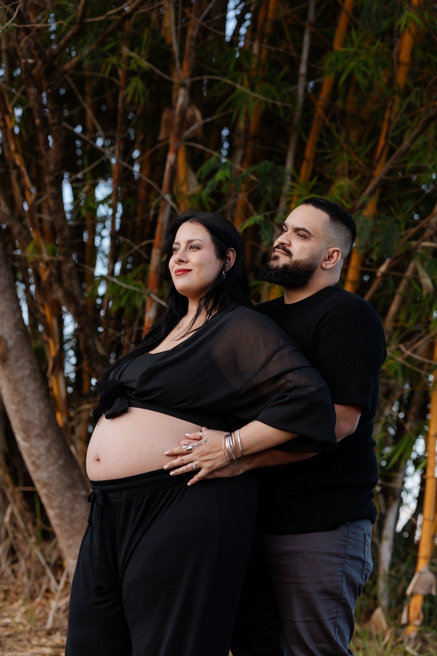 Família em momento calmo sob a luz do entardecer.