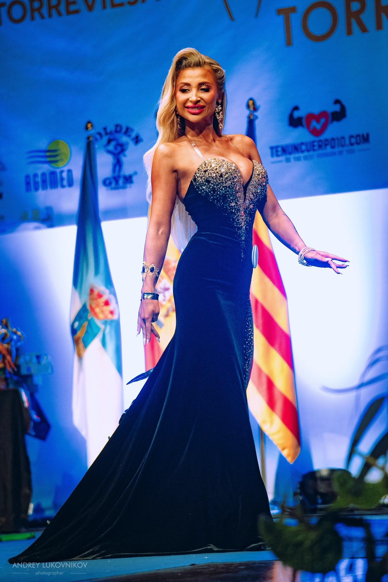 Sesión fotográfica de reportaje para el concurso internacional IFBB Miss Fit Model Europe 2024 en Torrevieja | Fotógrafo Andrey Lukovnikov