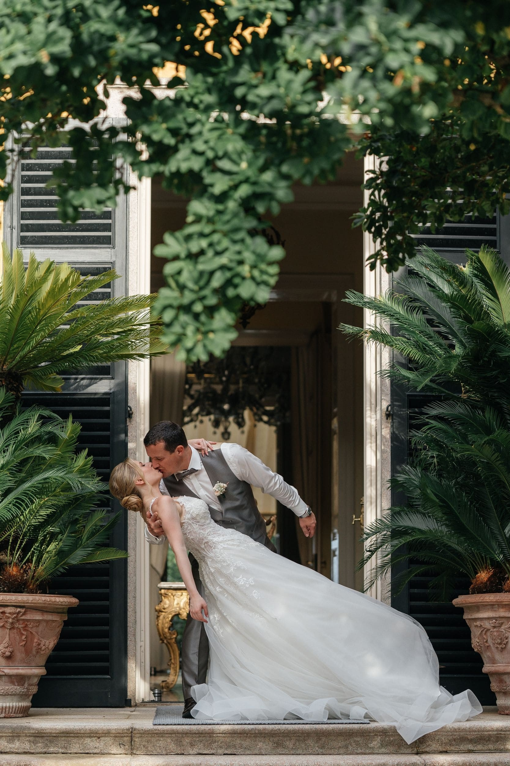 deep kiss at photoshoot