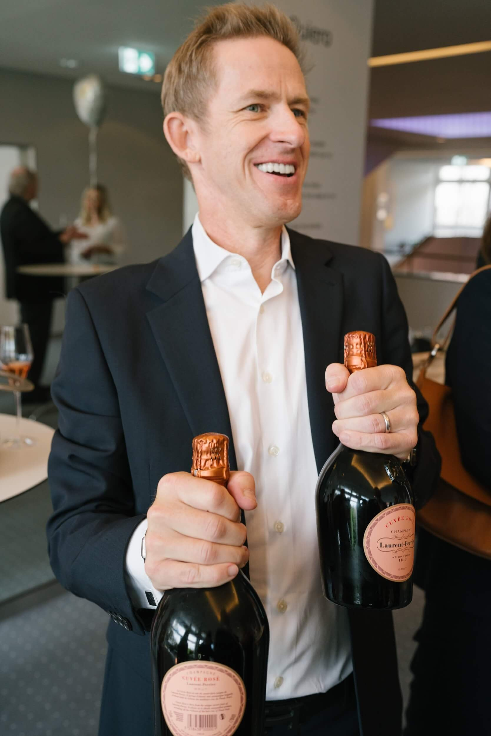 Guest holding champagne bottles during wedding reception at Standesamt Grünwald