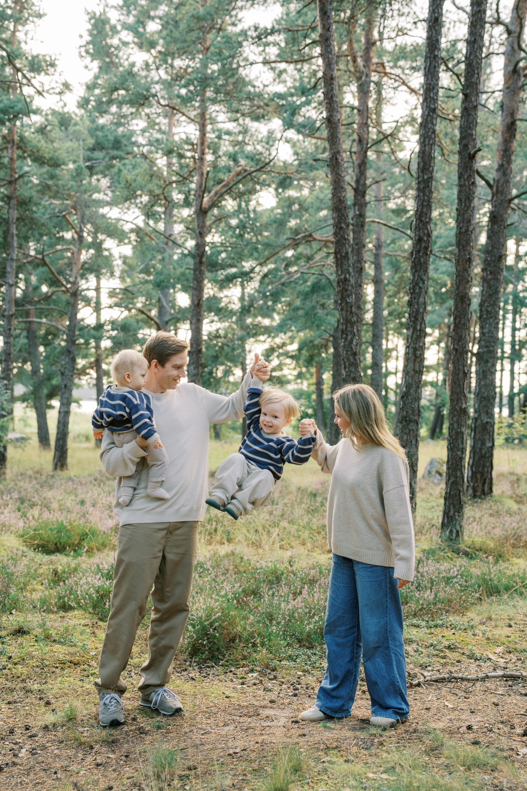 Perhekuvaus meren rannalla, Helsingissä. StudioHappyMoment | Hääkuvaaja Helsinki, tunteikas ja dokumentaarinen kuvaus