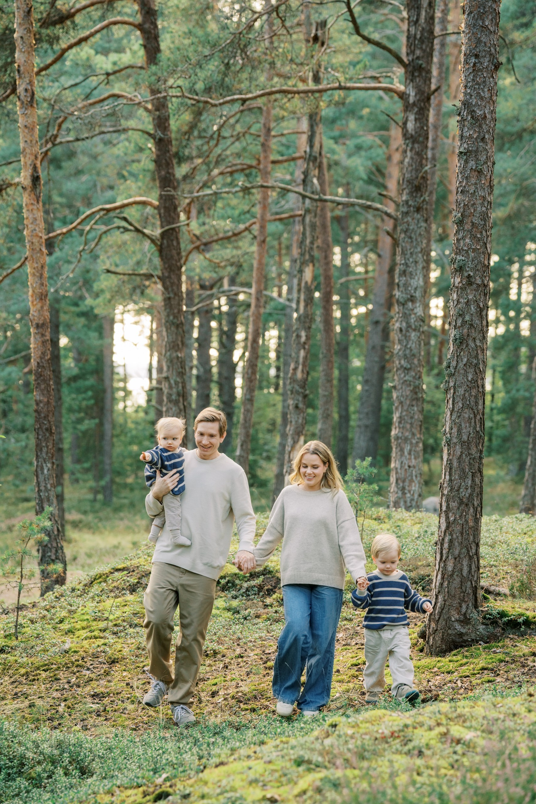 Perhekuvaus meren rannalla, Helsingissä. StudioHappyMoment | Hääkuvaaja Helsinki, tunteikas ja dokumentaarinen kuvaus