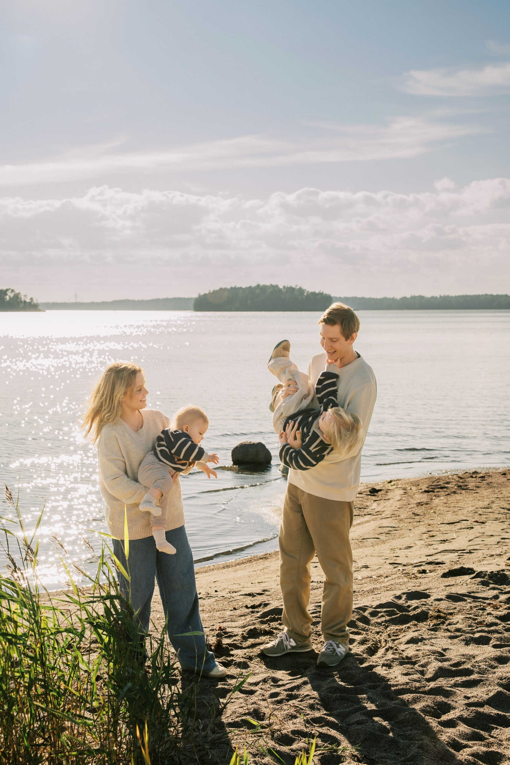 Perhekuvaus meren rannalla, Helsingissä. StudioHappyMoment | Hääkuvaaja Helsinki, tunteikas ja dokumentaarinen kuvaus