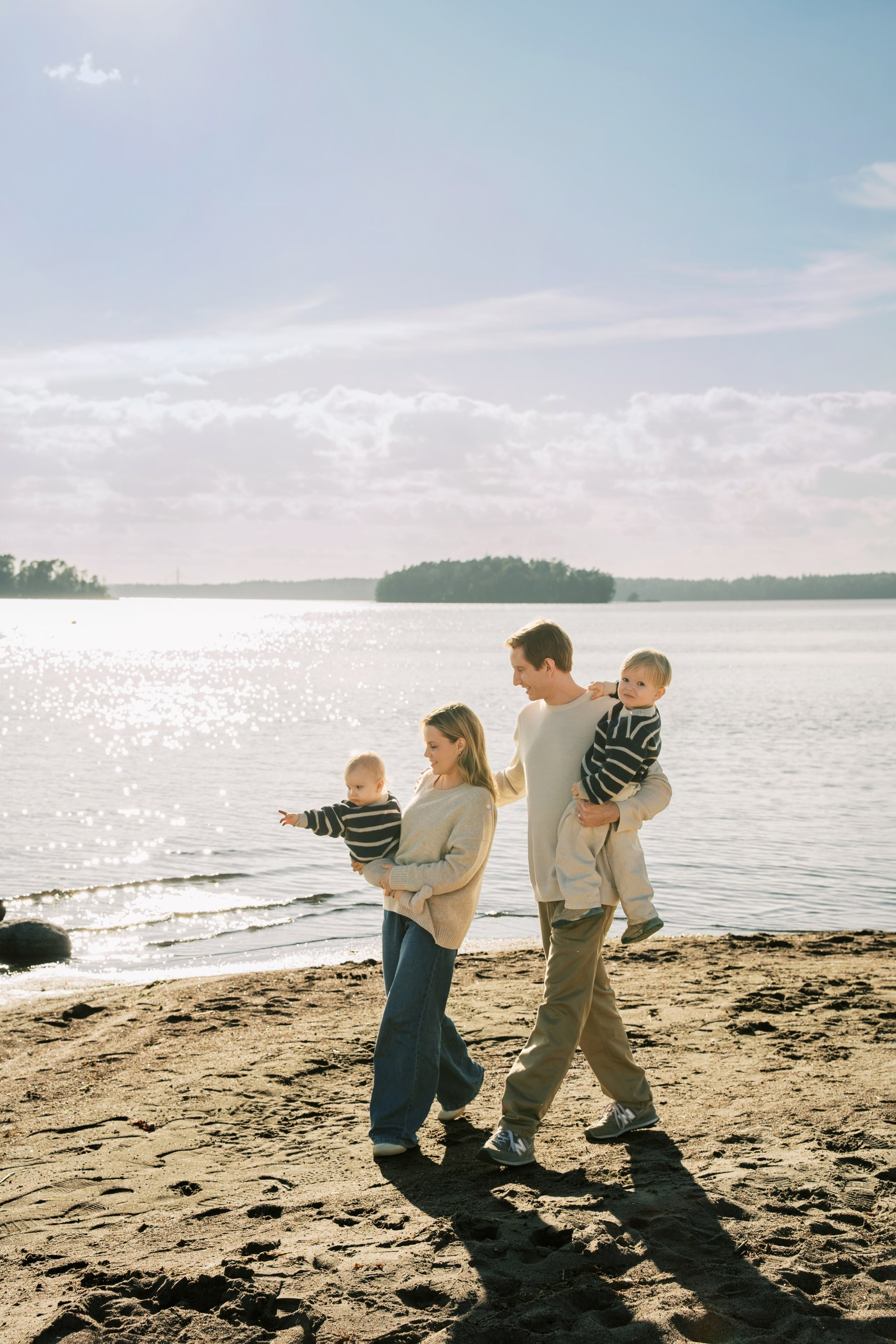Perhekuvaus meren rannalla, Helsingissä. StudioHappyMoment | Hääkuvaaja Helsinki, tunteikas ja dokumentaarinen kuvaus