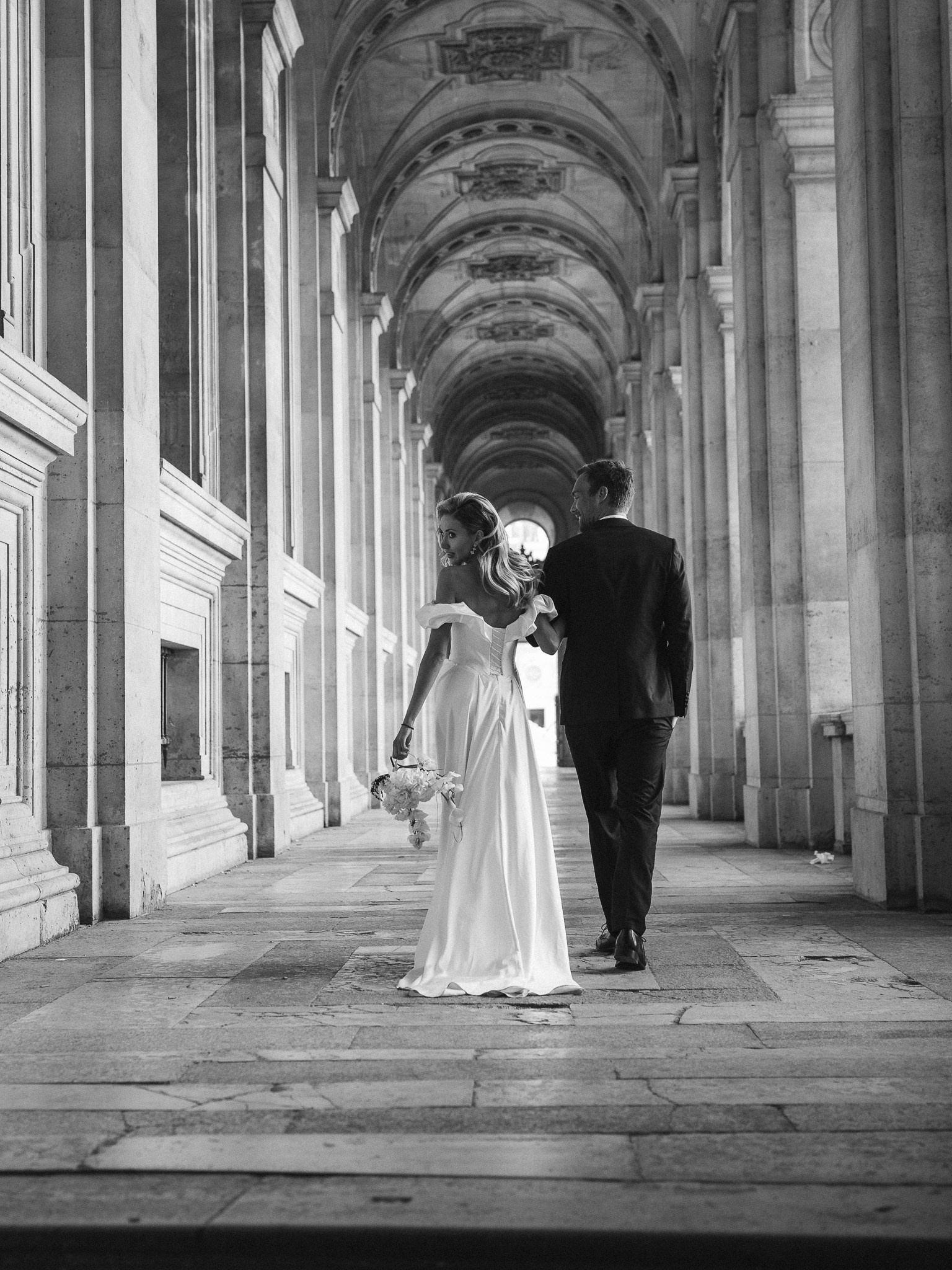 Bruidspaar geniet van luxueuze trouwshoot in de straten van Parijs - Kapture Fotografie