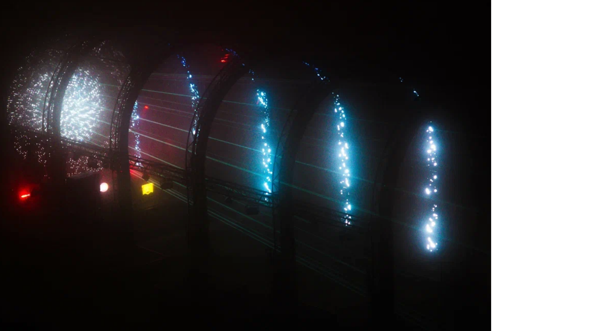 Архитектурная подстветка на фестивале open-air в Роза Хутор