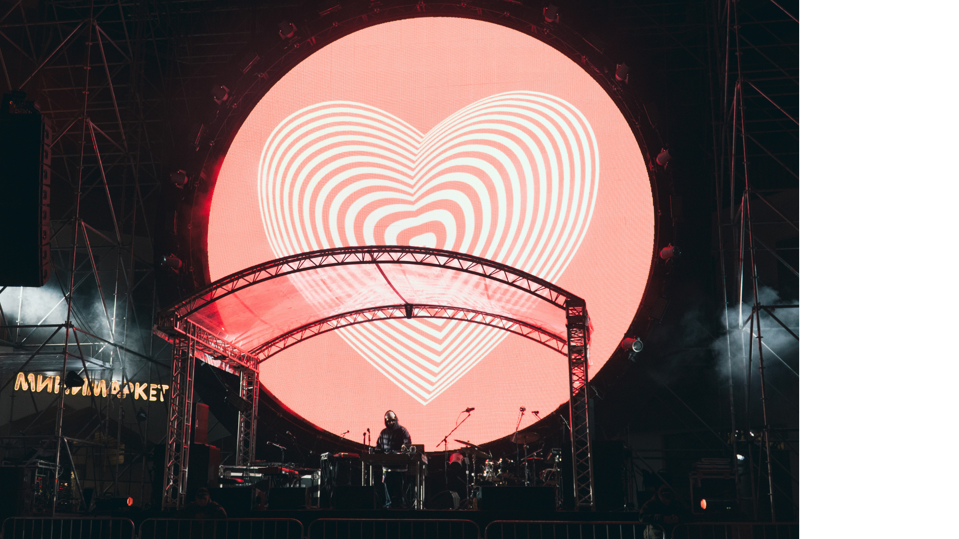 Фестивальная сцена с масштабным светодиодным экраном в Сочи