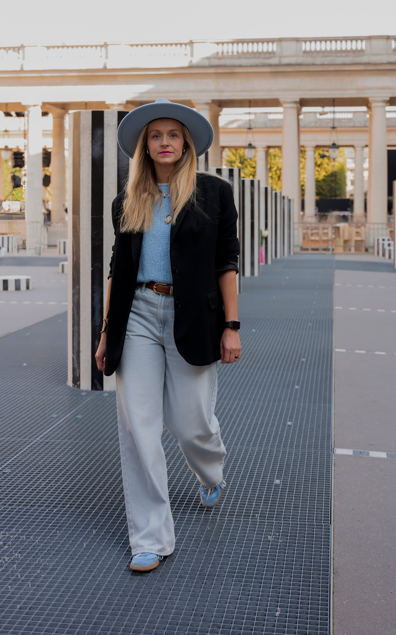 Street photoshoot in Paris. Alina Tagzieva- a photograper in Paris