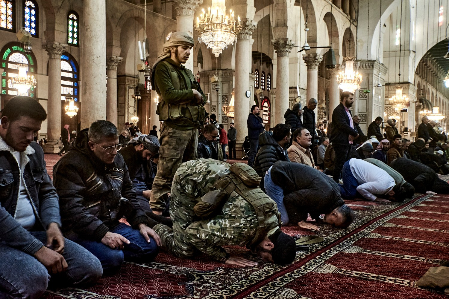 Damas, 16 décembre 2024 – Les combattants rebelles ayant participé à l'offensive contre le régime de Bachar al-Assad prient au milieu des civils, dans la Mosquée des Omeyyades de Damas. Pour nombre d'entre eux, cette victoire éclair est un miracle divin.