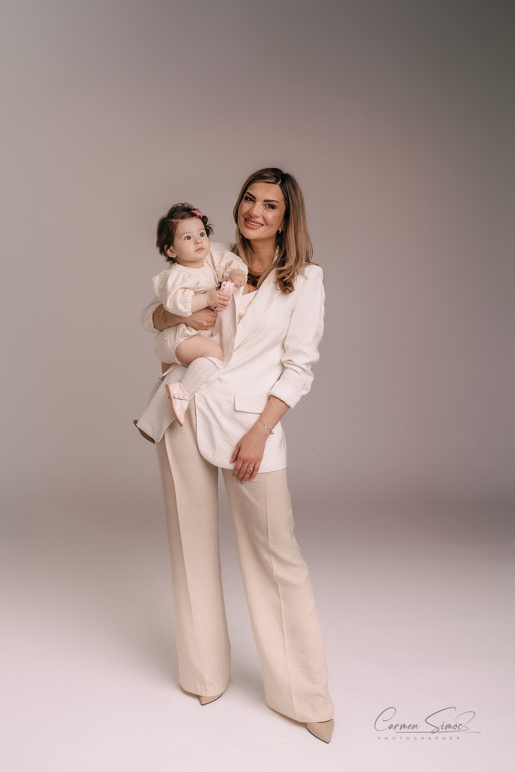 Servicii foto. Fotograf de familie, evenimente, produs și brand personal în Zalau, Cluj-Napoca Carmen Simoc