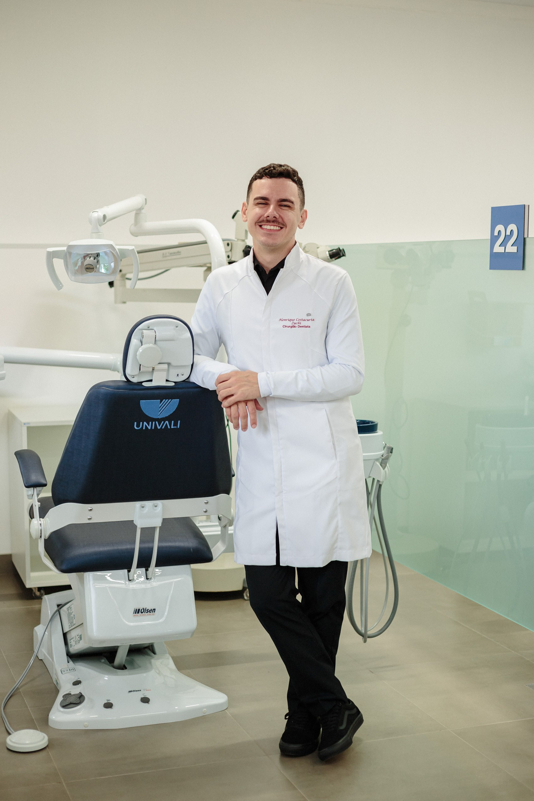 Fotografia de ensaio de formatura em estúdio e clinica de dentista para o Henrique em Itajaí