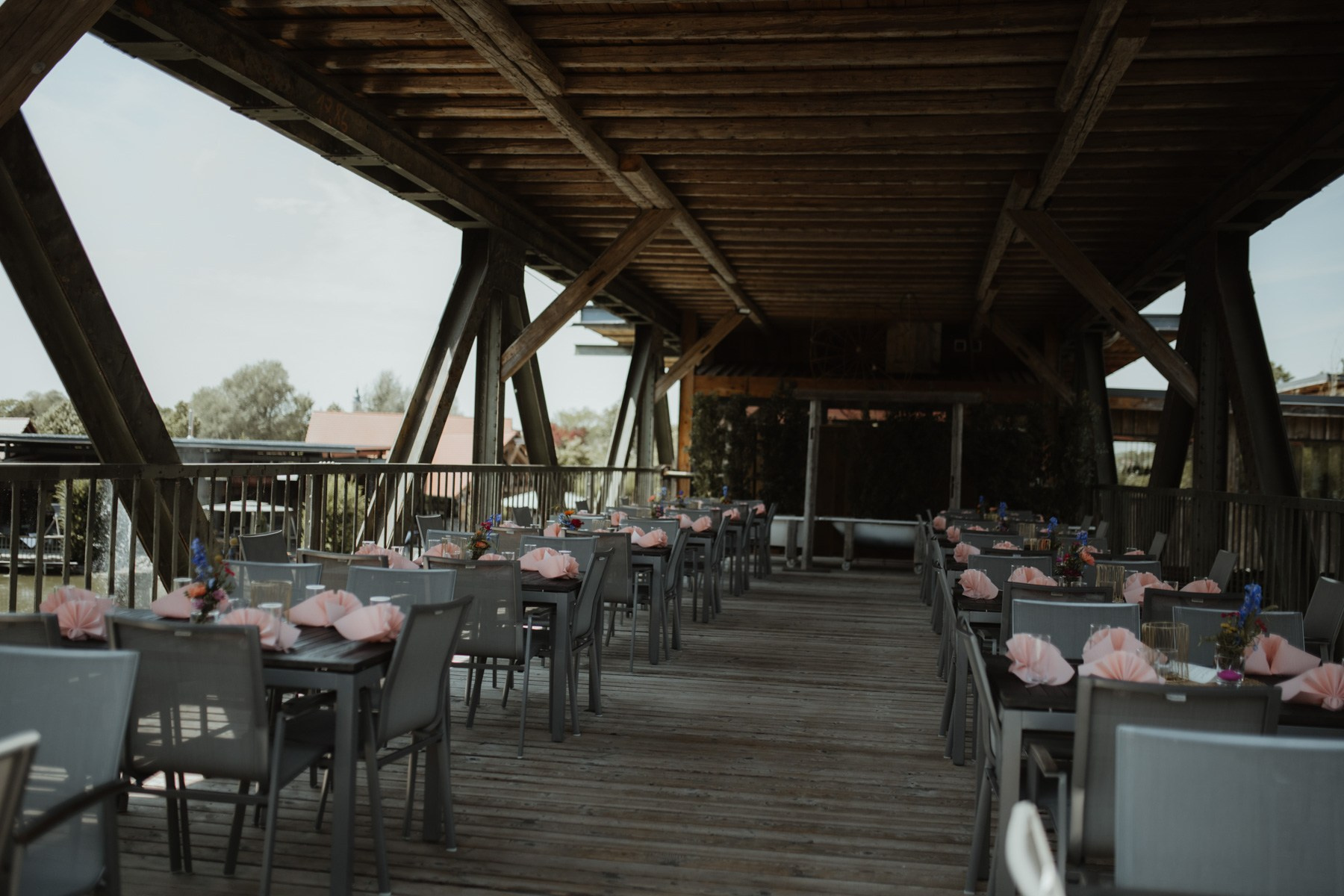 Aussicht über das Eventdorf Brückenbaron mit See