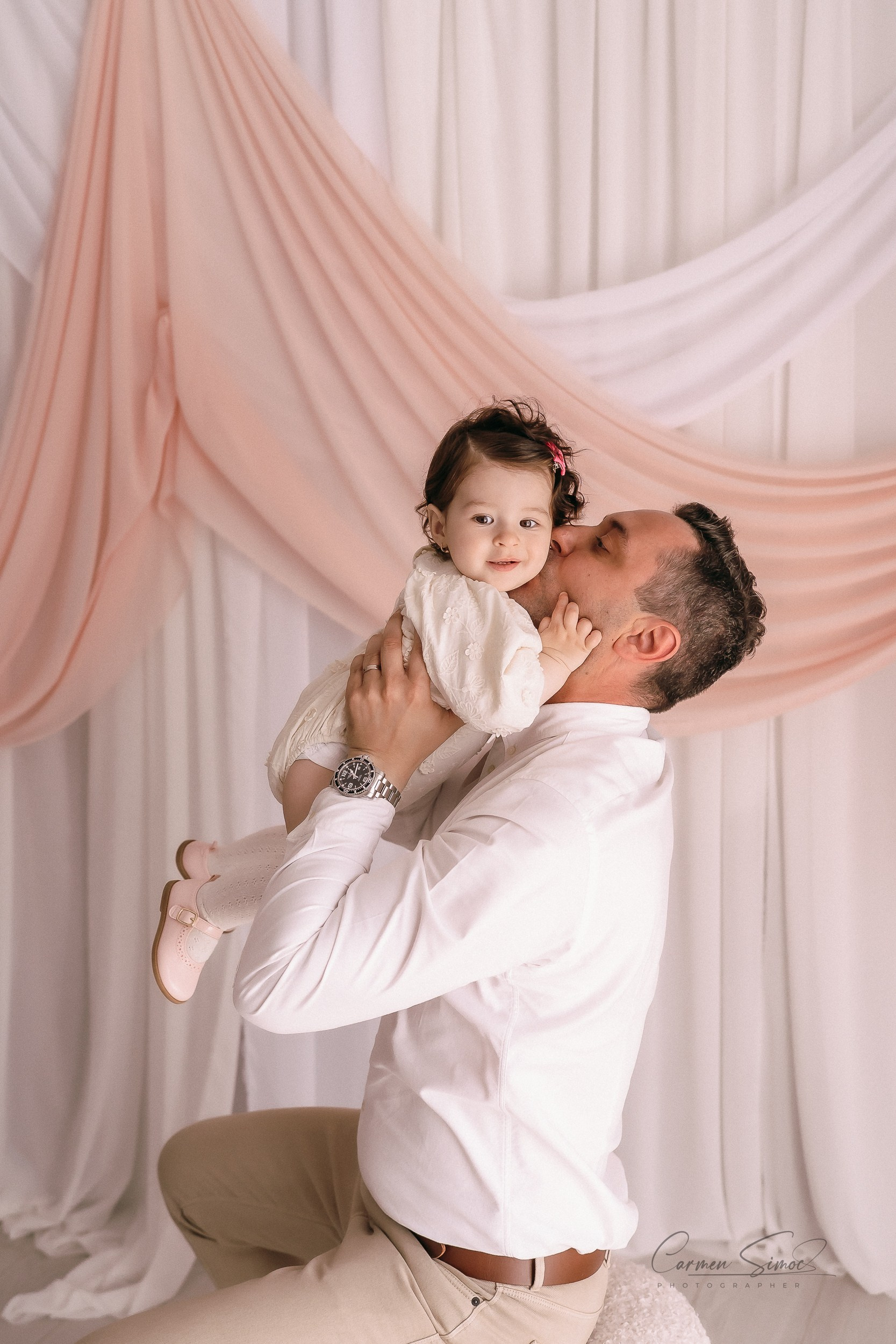 Servicii foto. Fotograf de familie, evenimente, produs și brand personal în Zalau, Cluj-Napoca Carmen Simoc