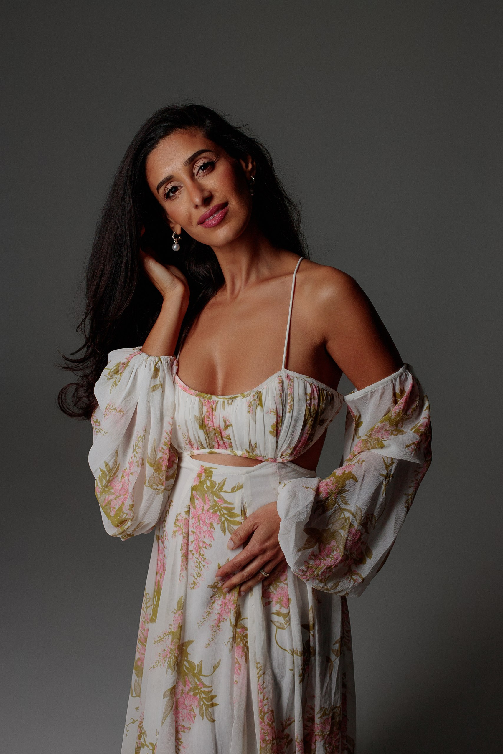 Wunderschöne junge Baldmami. Shooting der Schwangerschaft im Studio auf weisen Hohlkehle. Heilbronn, Bad Rappenau, Stuttgart