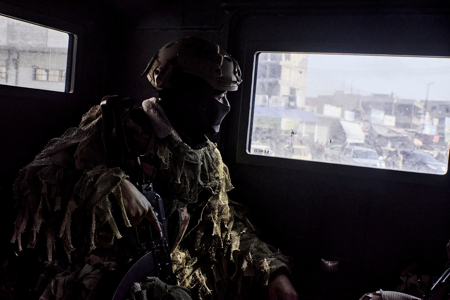 Raqqa, 9 février 2025 – Un membre de la Hêzên Komandos, l'unité d'élite des Forces Démocratiques Syriennes, dans un véhicule blindé lors d'une patrouille dans les rues de Raqqa. Bien que cette armée soit composée de Kurdes et d'Arabes, les postes clés sont occupés par des Kurdes. Des voix s'élèvent parmi les populations arabes de la région, qui jugent que les FDS ne sont plus légitimes et qui appellent à un rapprochement avec les nouvelles autorités islamistes de Damas.