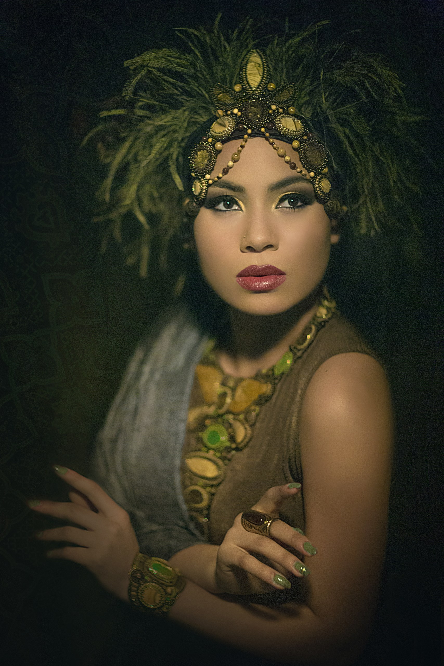 Арт-фотосессия женщины в лесном образе с зелёным венком, магическая атмосфера