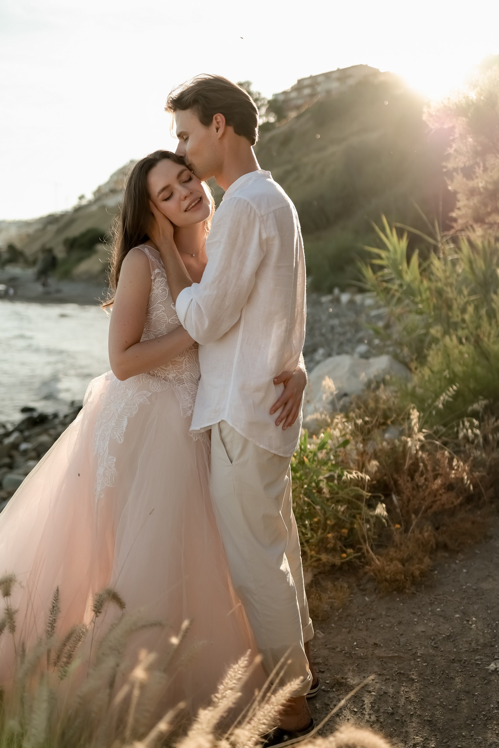 Bräutigam küsst Hände von der Braut, Brautpaar Shooting Costa Blanca