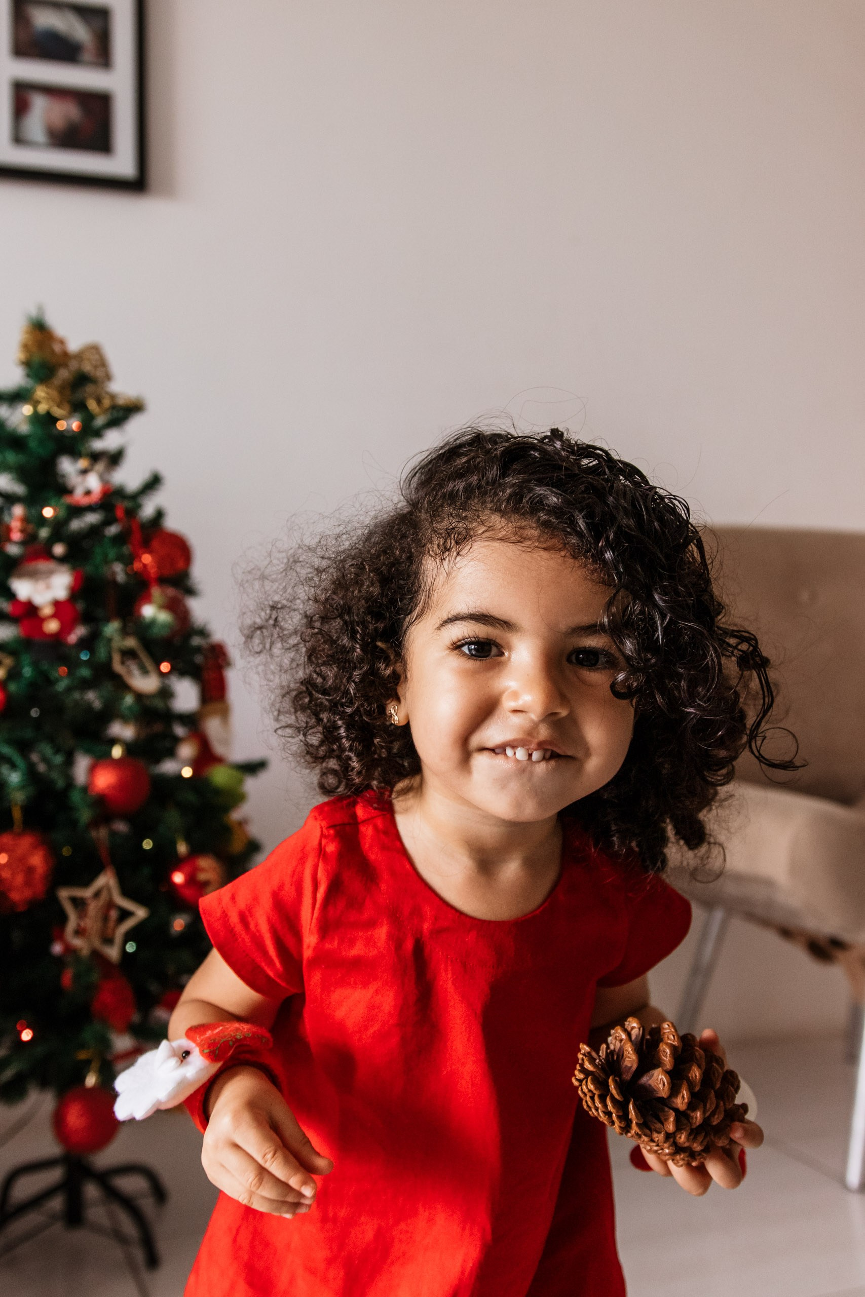 menina em decoração de natal em casa