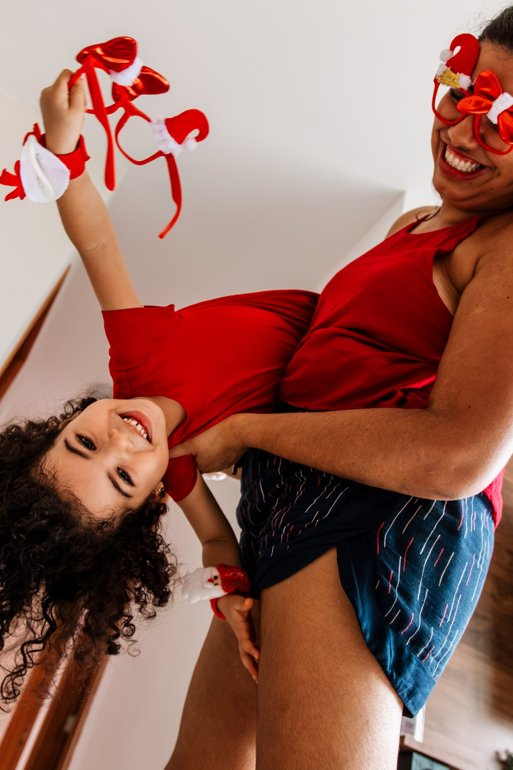 mãe e filha em ensaio de natal