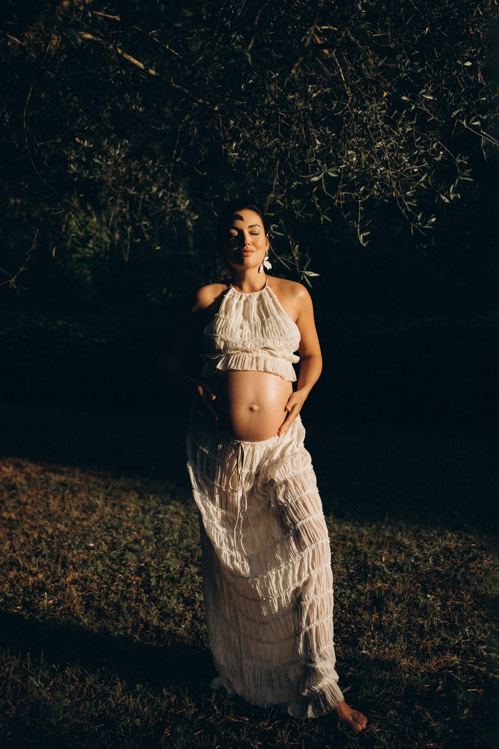 Donna in attesa immersa nella natura, fotografia di maternità naturale e contemplativa, Cesena Emilia-Romagna