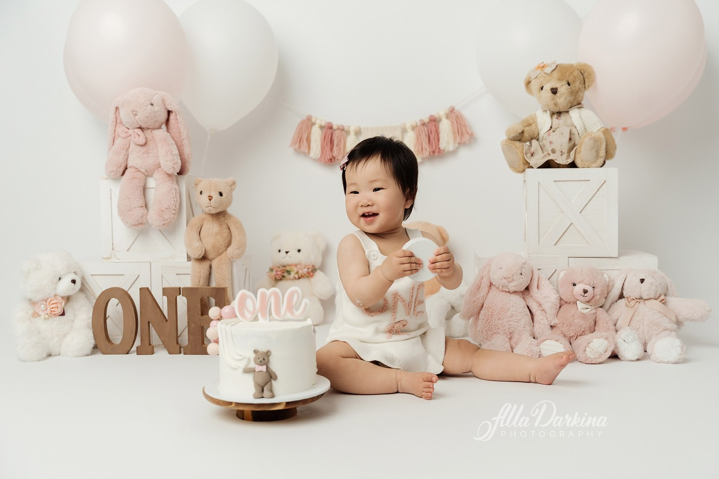 Cake smash session. Newborn and family photographer. Hills District. Sydney