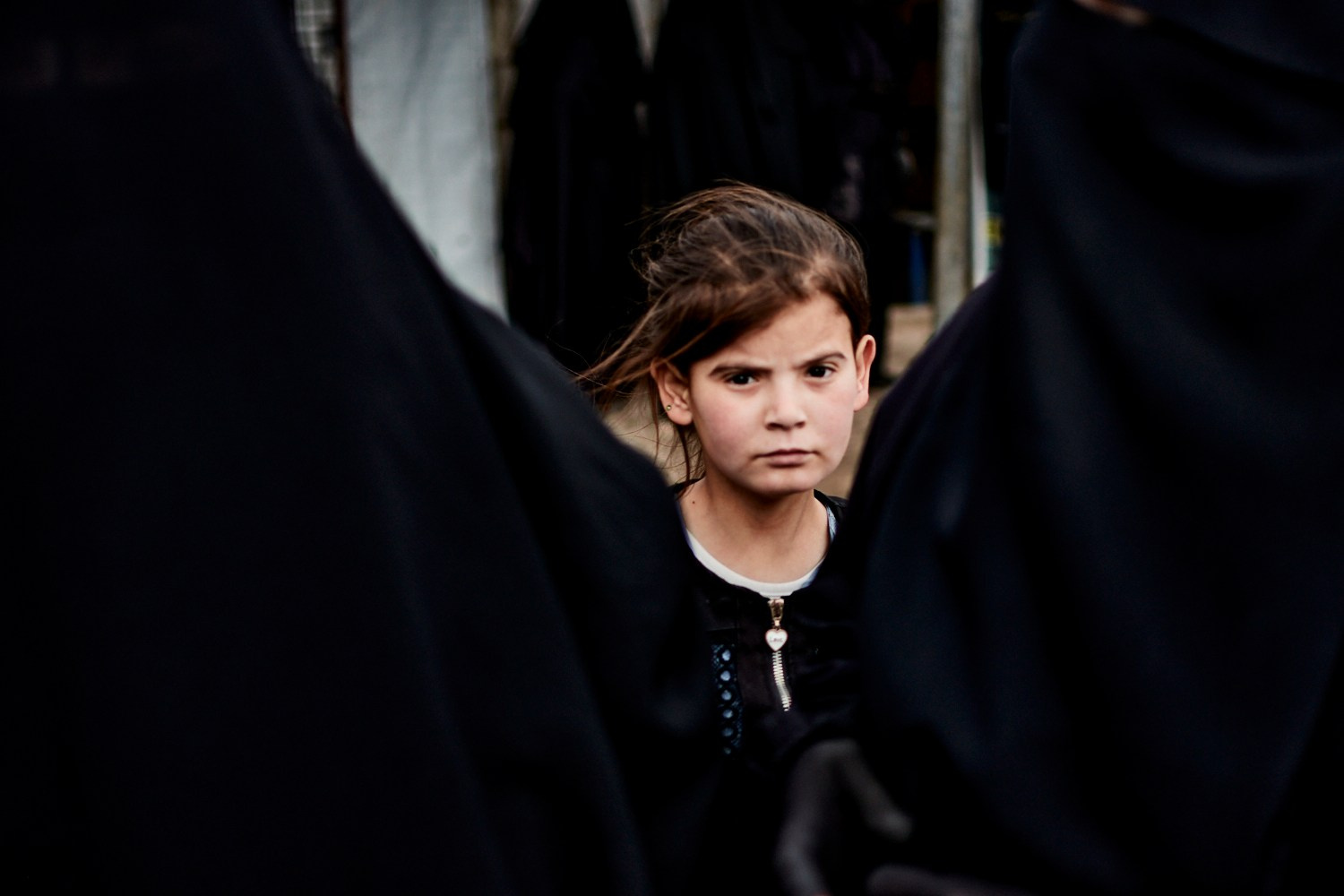 Al Hol, 11 février 2025 – Une jeune fille dans le marché du camp d'Al Hol. La présence de nombreux enfants dans le camp pose une réelle question sur l'avenir de ces populations et leur ré-intégration dans la société.